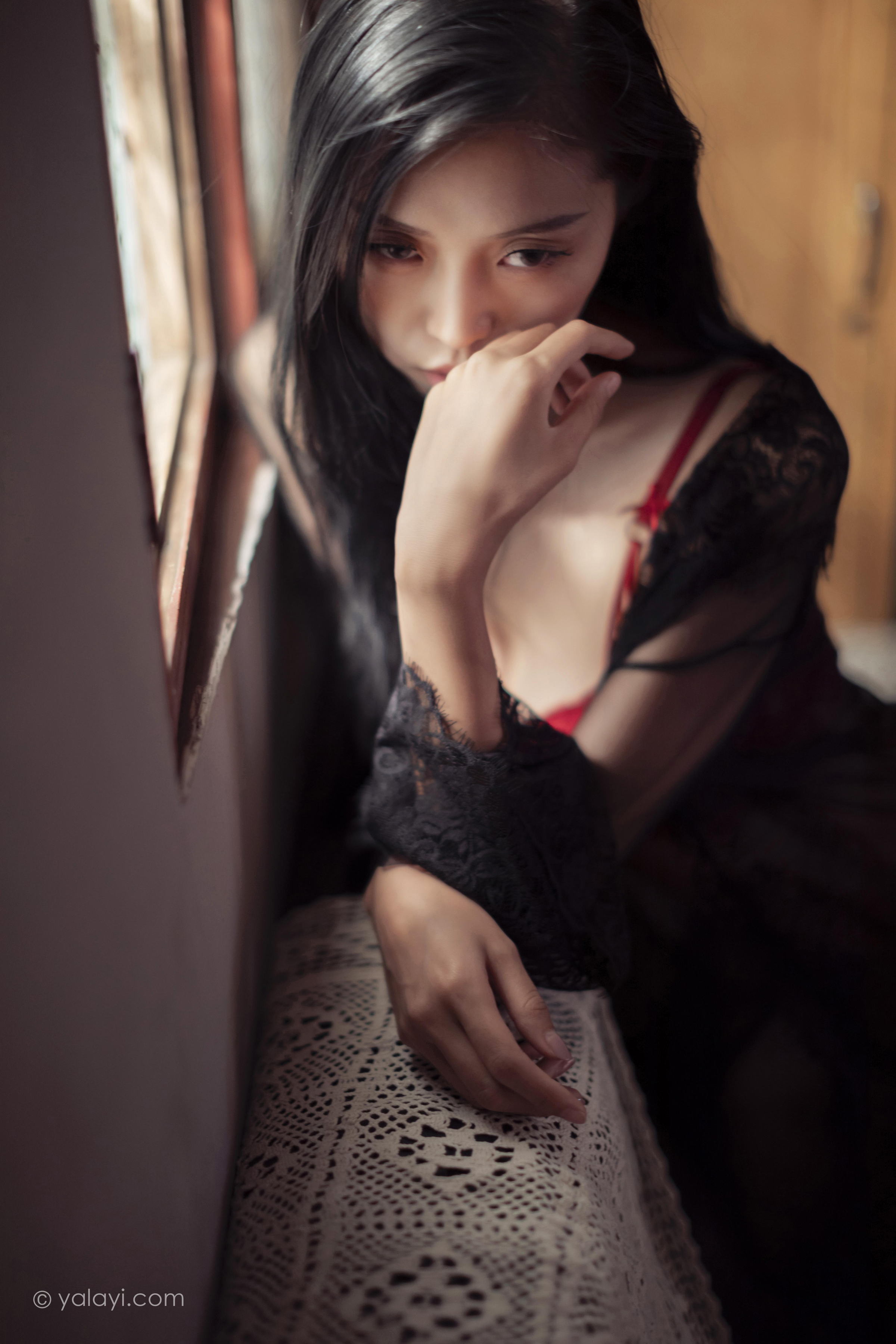 [YALAYI雅拉伊]2023.02.17 一抹红色 图雅 黑色透视睡衣加红色蕾丝内衣性感私房写真集第14张