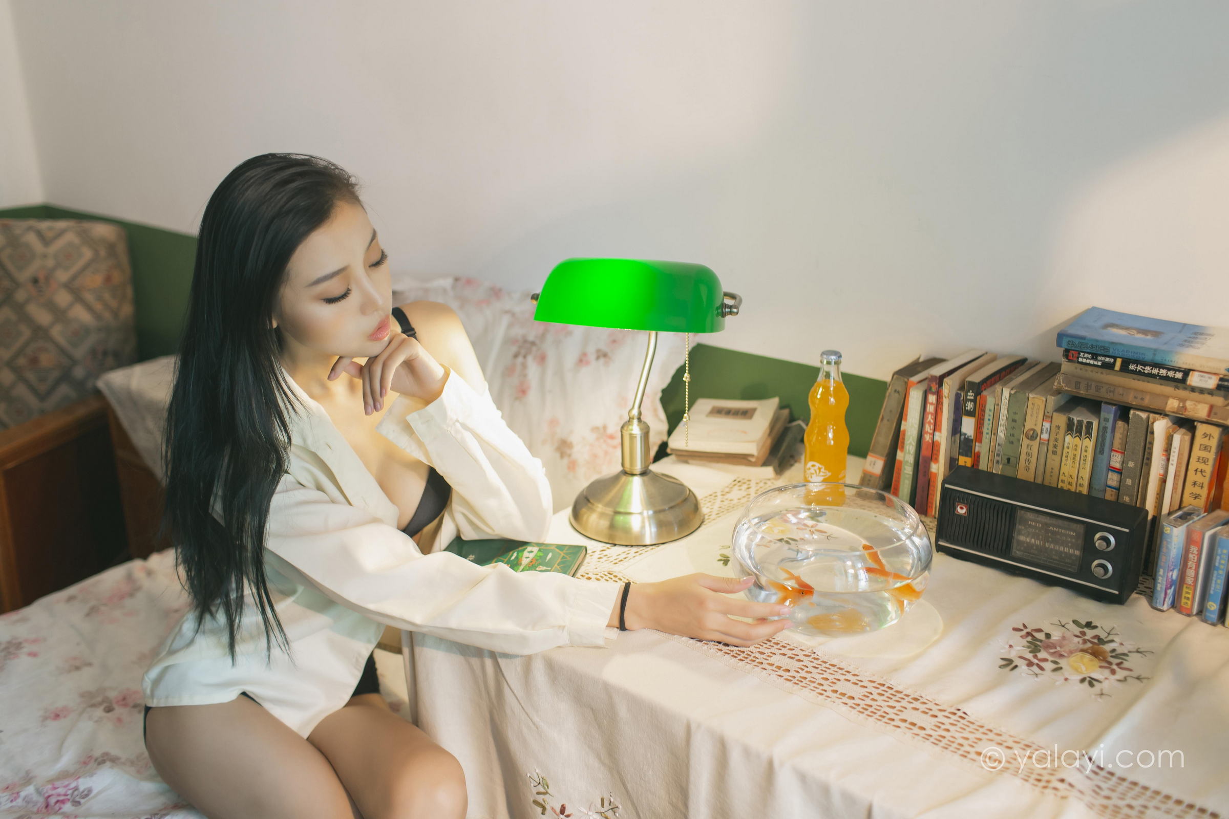 [YALAYI雅拉伊]2023.03.01 白衬衣女神 图雅 白色衬衫加黑色内衣性感私房写真集第5张