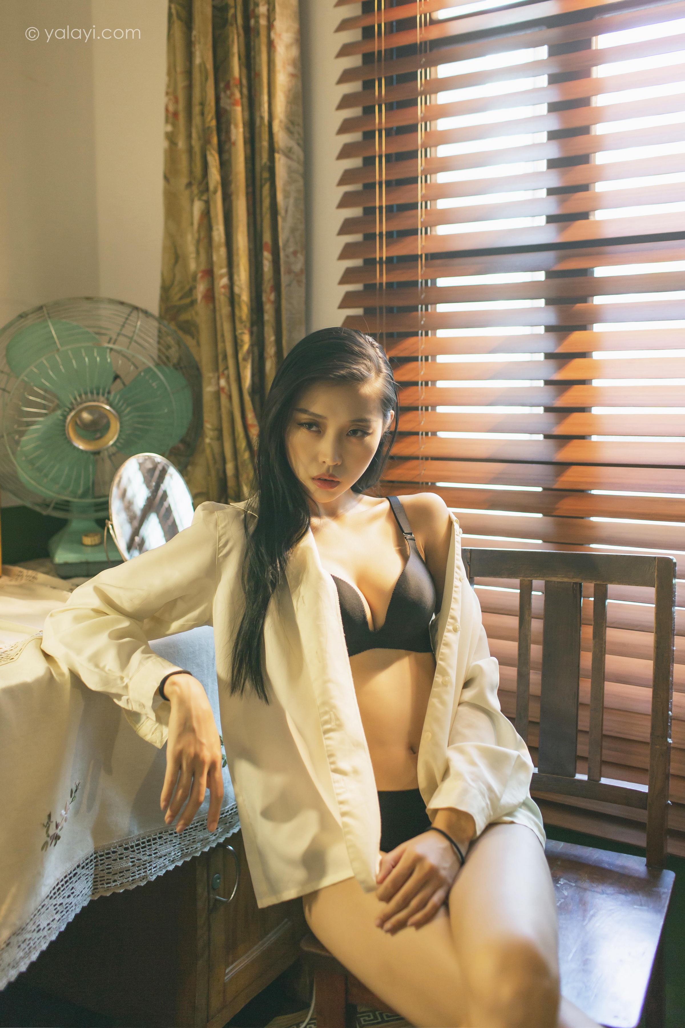 [YALAYI雅拉伊]2023.03.01 白衬衣女神 图雅 白色衬衫加黑色内衣性感私房写真集第12张