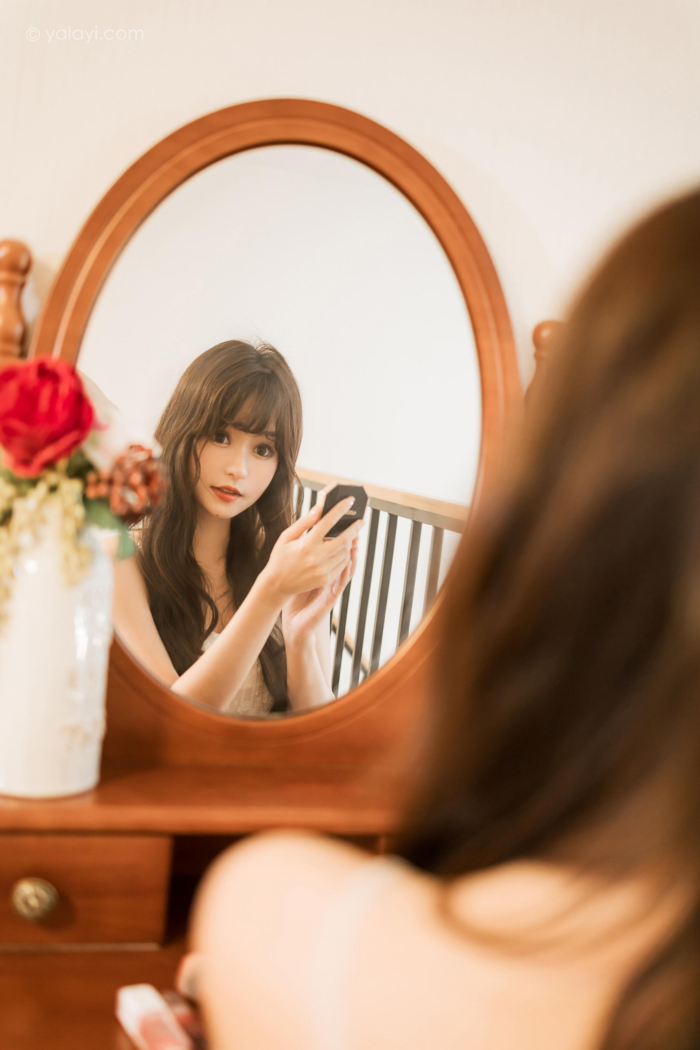 [YALAYI雅拉伊]2023.03.06 早安 小亭 白色吊带蕾丝睡衣裙加肉丝美腿性感私房写真集第8张