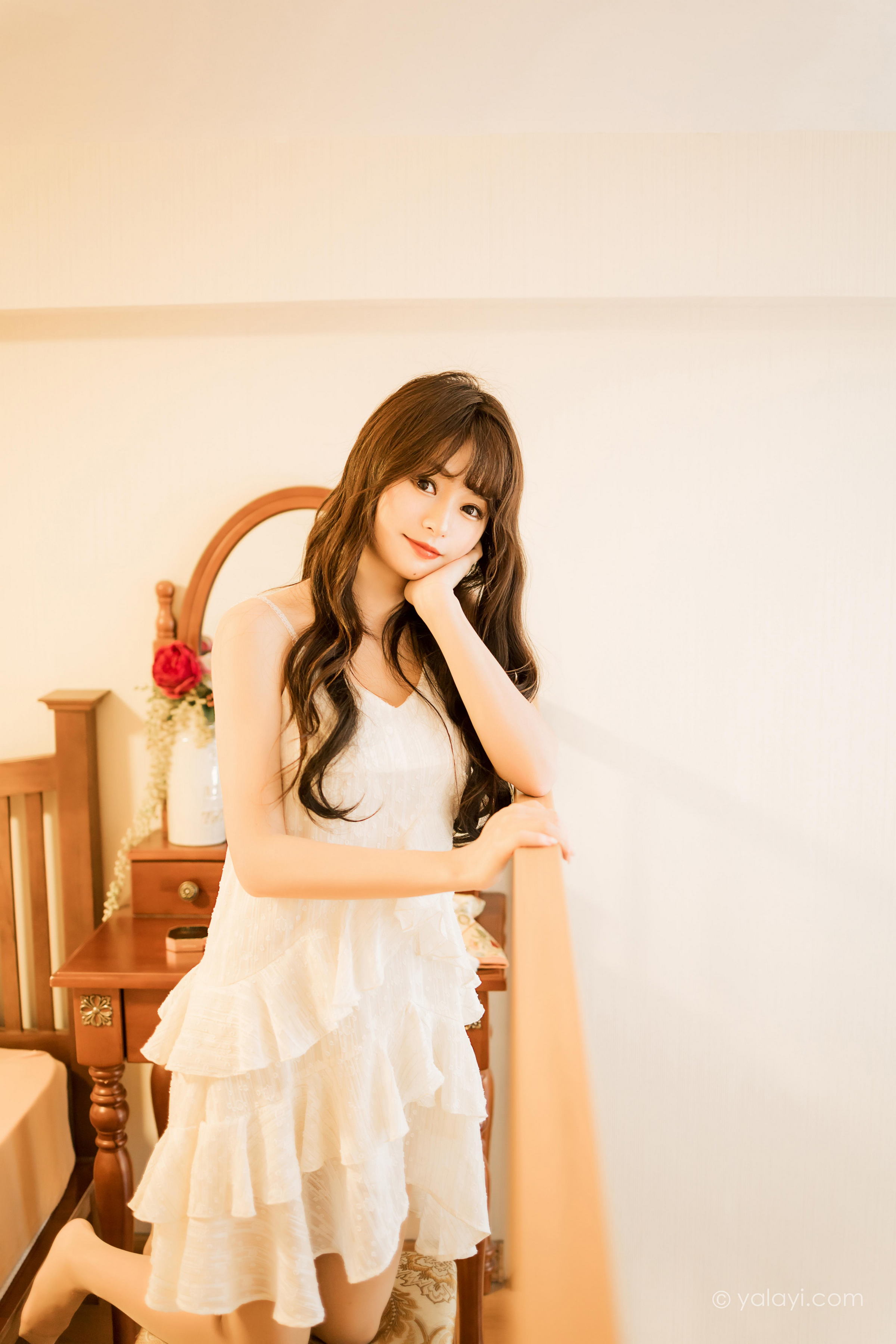 [YALAYI雅拉伊]2023.03.06 早安 小亭 白色吊带蕾丝睡衣裙加肉丝美腿性感私房写真集第9张