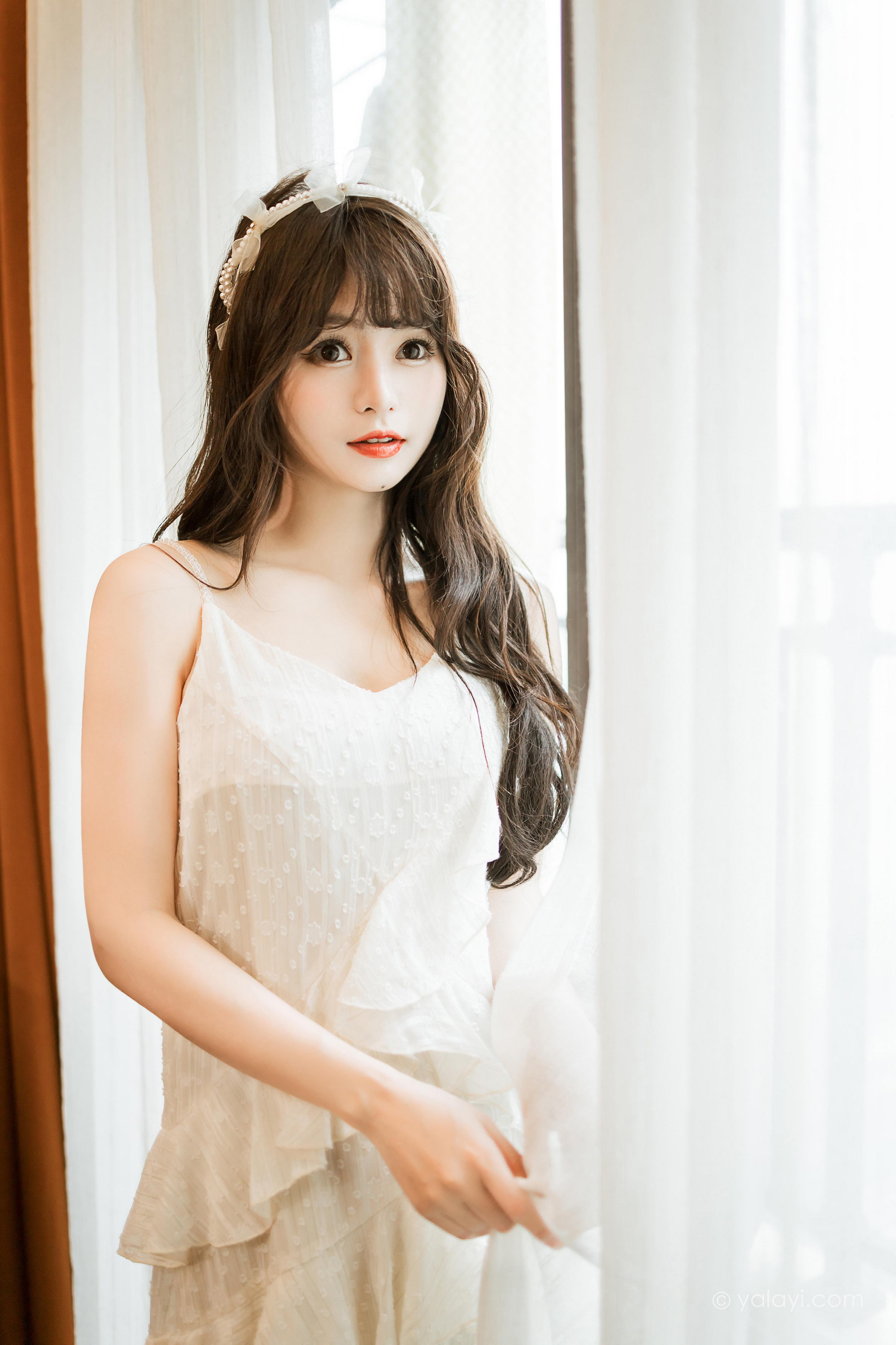 [YALAYI雅拉伊]2023.03.06 早安 小亭 白色吊带蕾丝睡衣裙加肉丝美腿性感私房写真集第11张