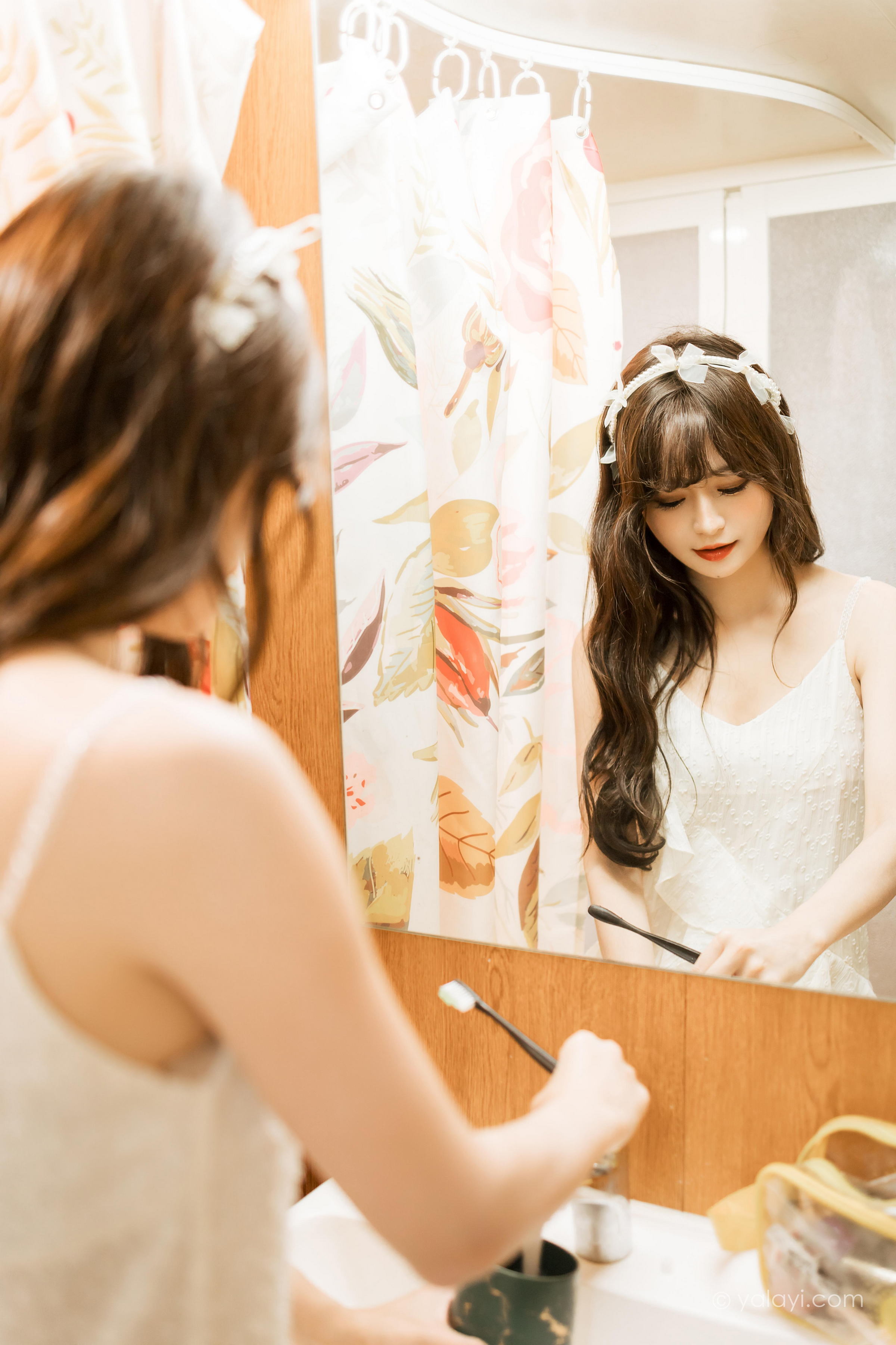 [YALAYI雅拉伊]2023.03.06 早安 小亭 白色吊带蕾丝睡衣裙加肉丝美腿性感私房写真集第13张