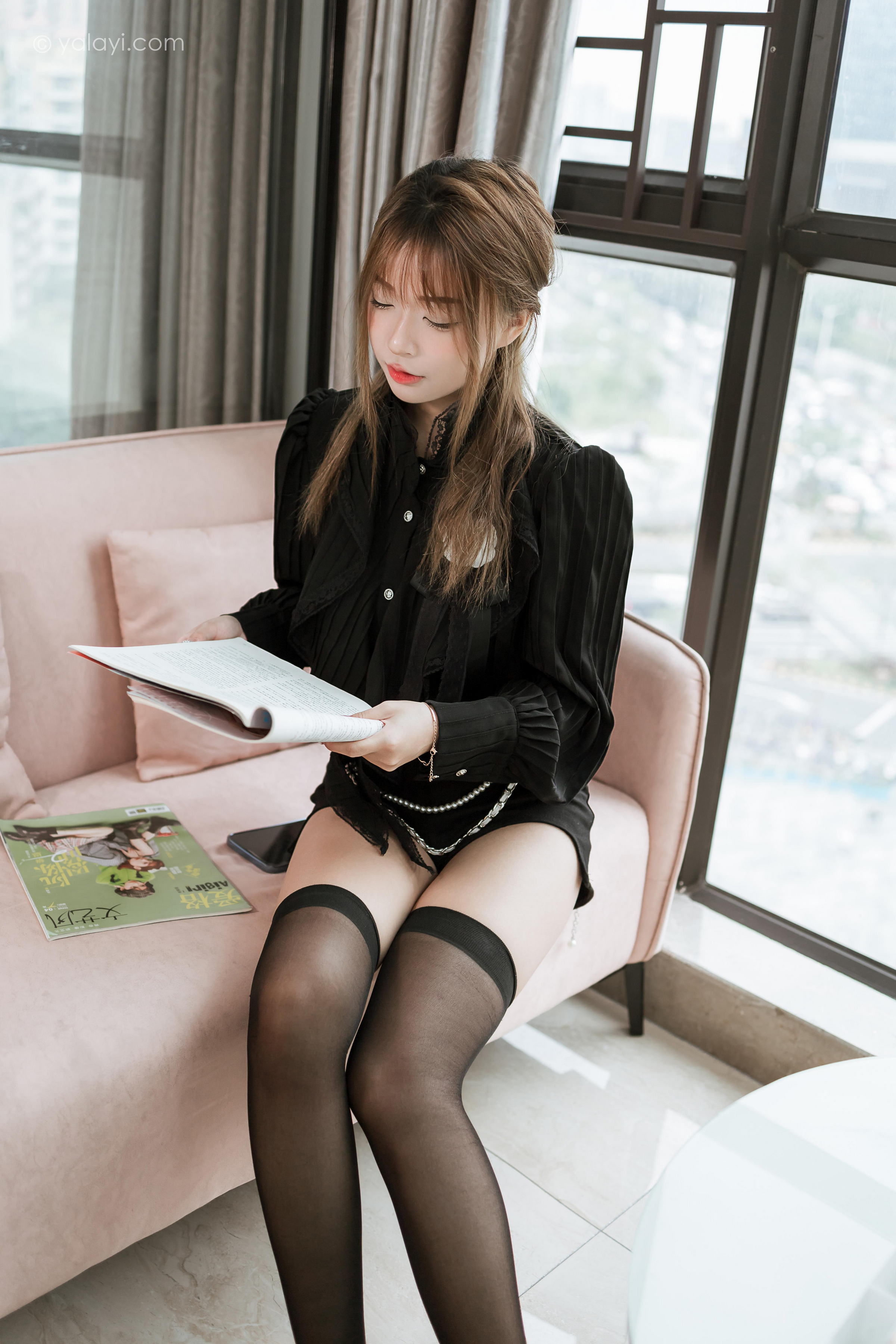 [YALAYI雅拉伊]2023.03.10 纯与欲 阿禾 黑色短裤加黑丝美腿性感私房写真集第2张