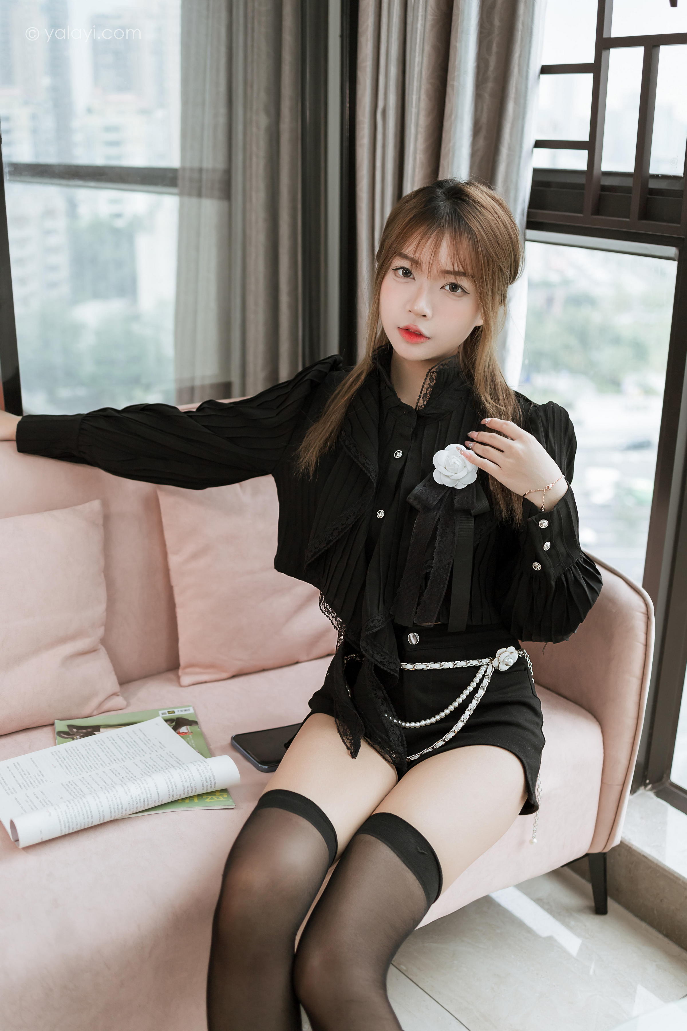 [YALAYI雅拉伊]2023.03.10 纯与欲 阿禾 黑色短裤加黑丝美腿性感私房写真集第3张