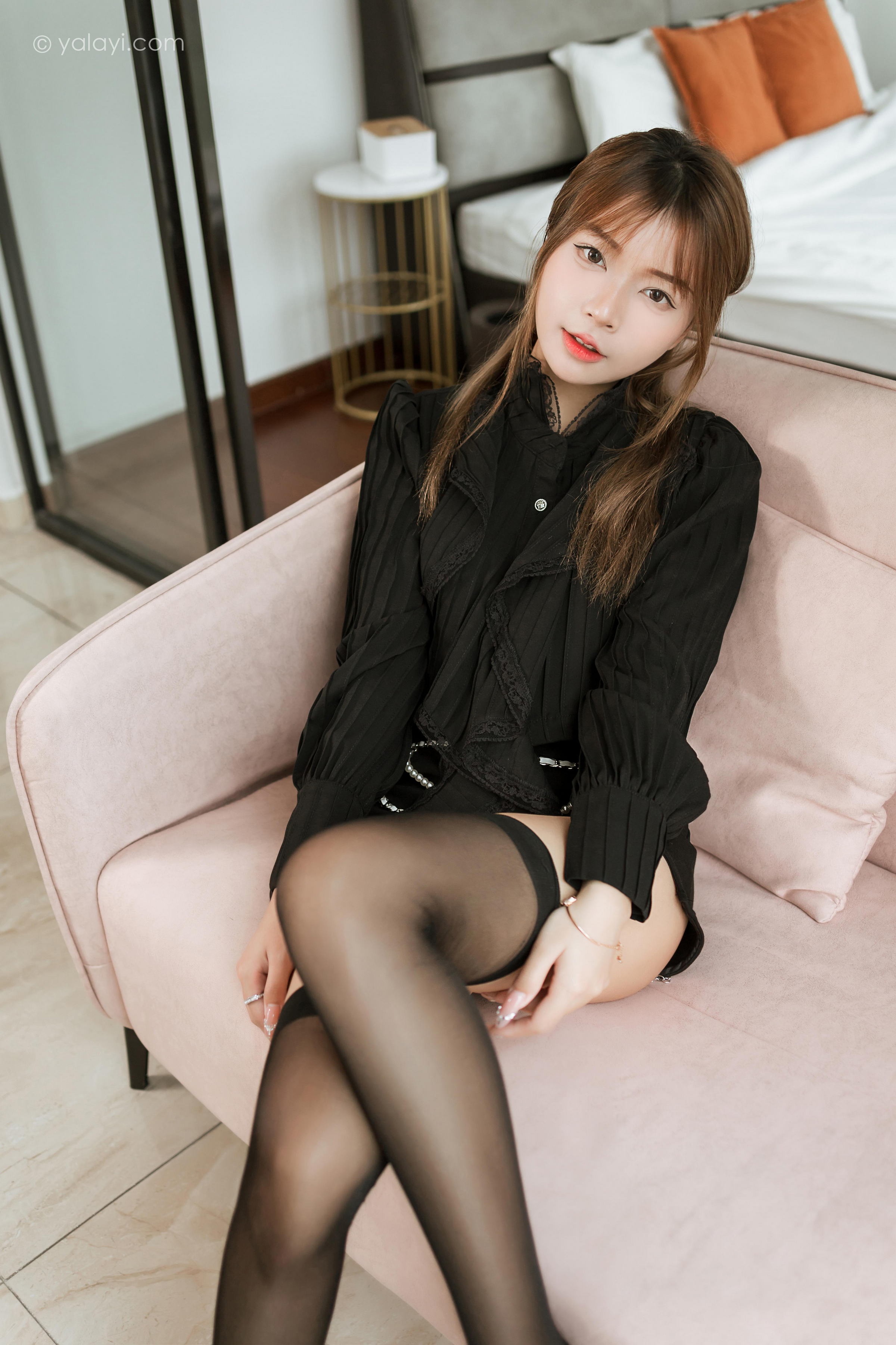 [YALAYI雅拉伊]2023.03.10 纯与欲 阿禾 黑色短裤加黑丝美腿性感私房写真集第6张