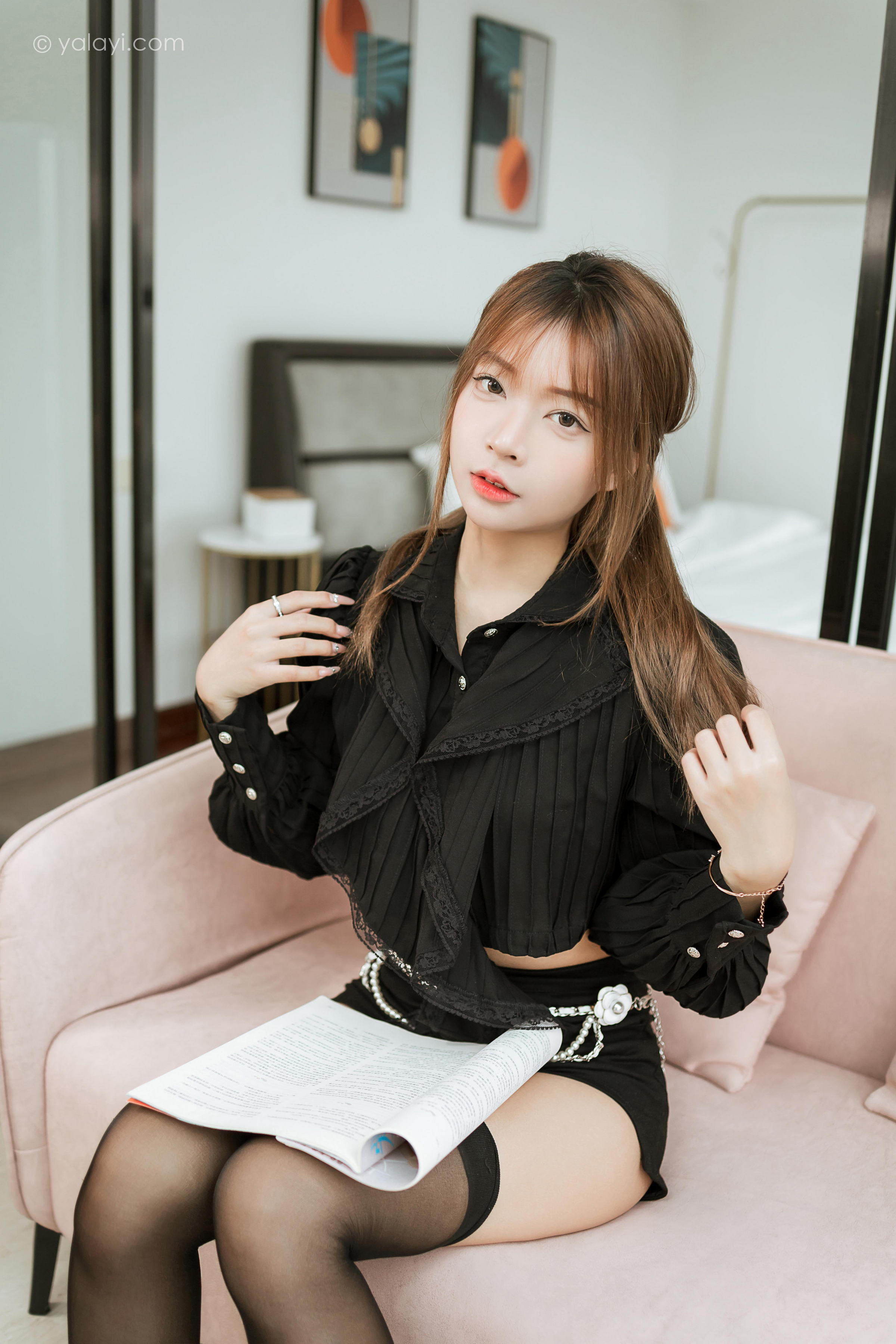 [YALAYI雅拉伊]2023.03.10 纯与欲 阿禾 黑色短裤加黑丝美腿性感私房写真集第8张