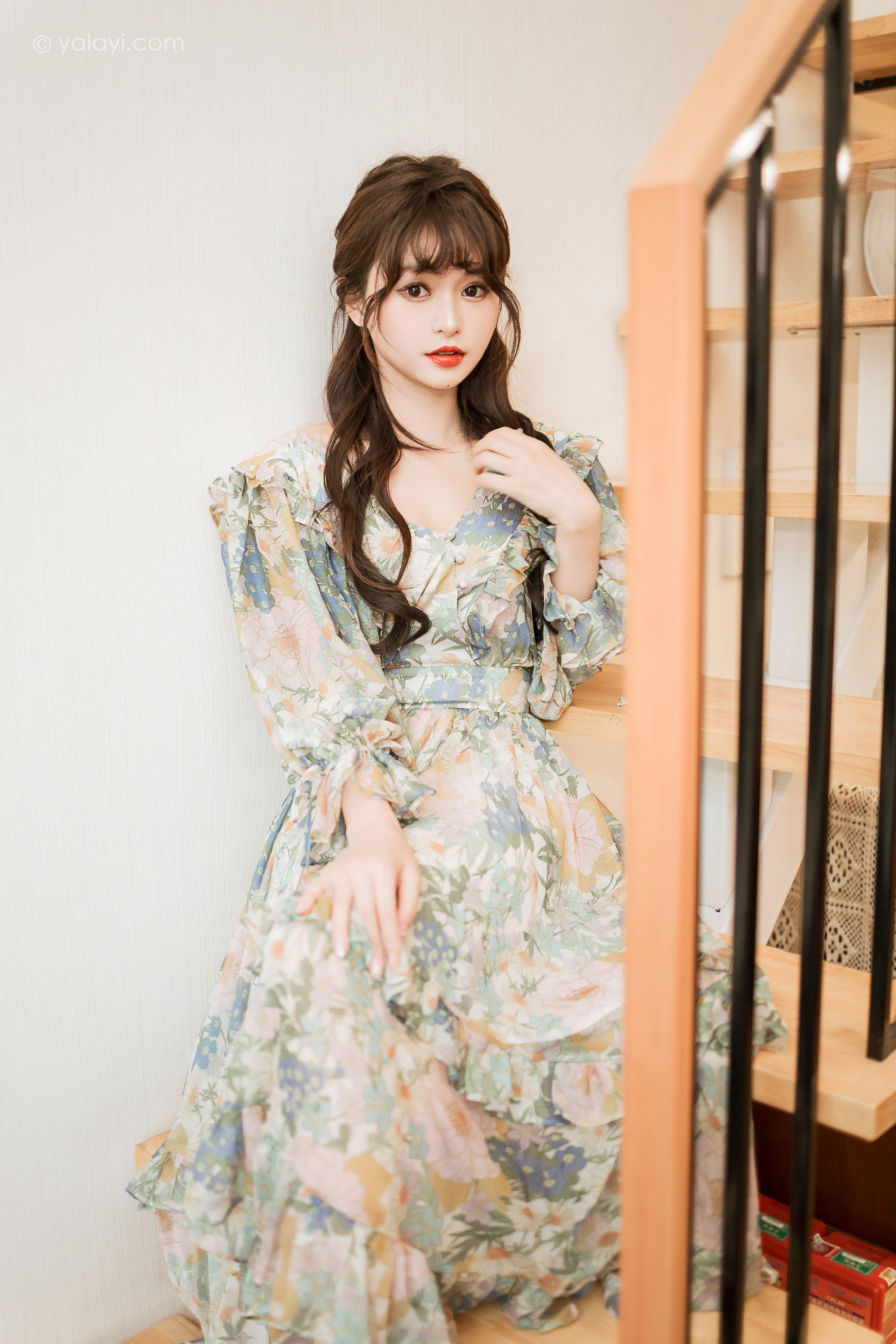 [YALAYI雅拉伊]2023.03.20 碎花裙少女 小亭 灰色碎花连衣裙居家清纯写真集第5张