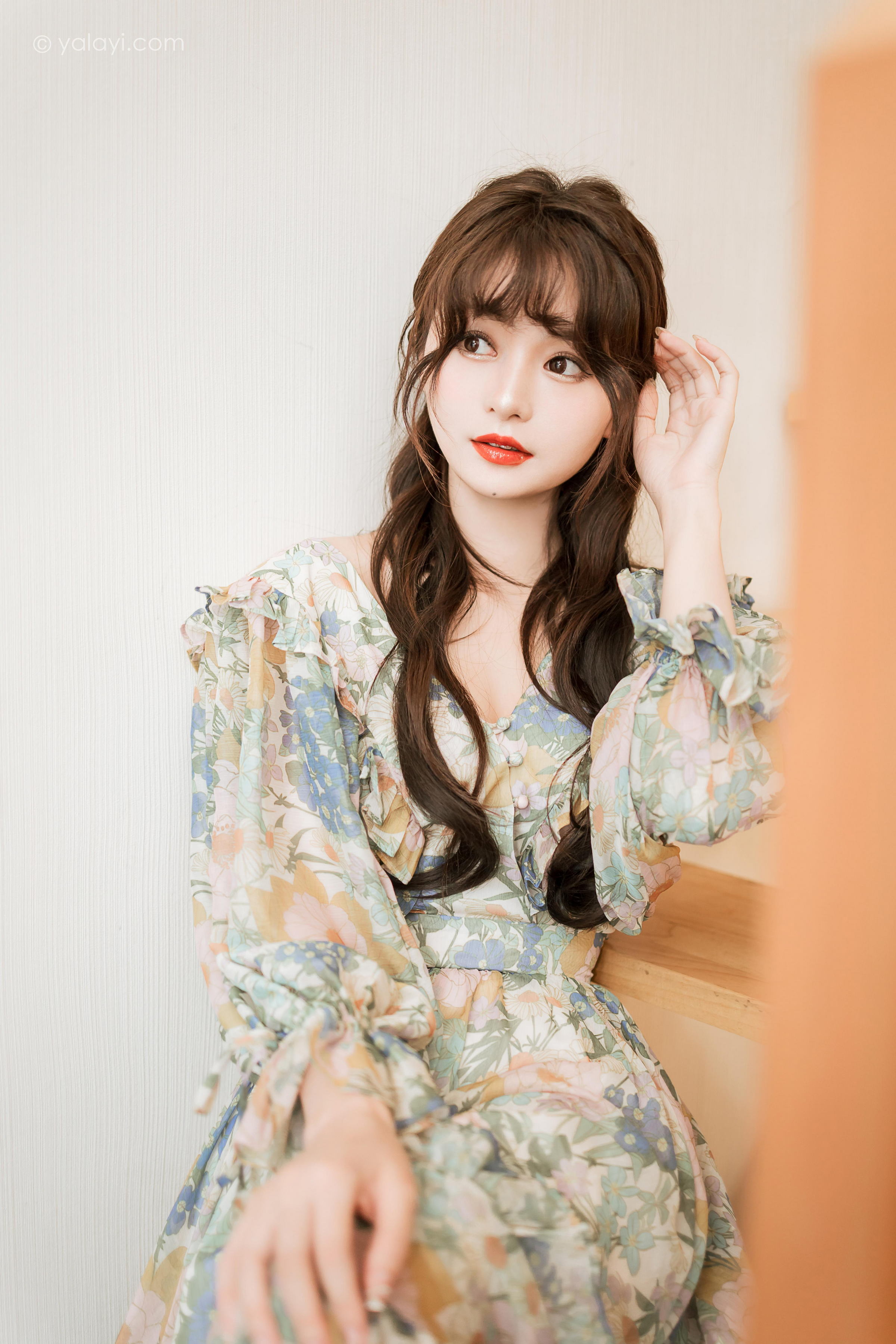 [YALAYI雅拉伊]2023.03.20 碎花裙少女 小亭 灰色碎花连衣裙居家清纯写真集第7张