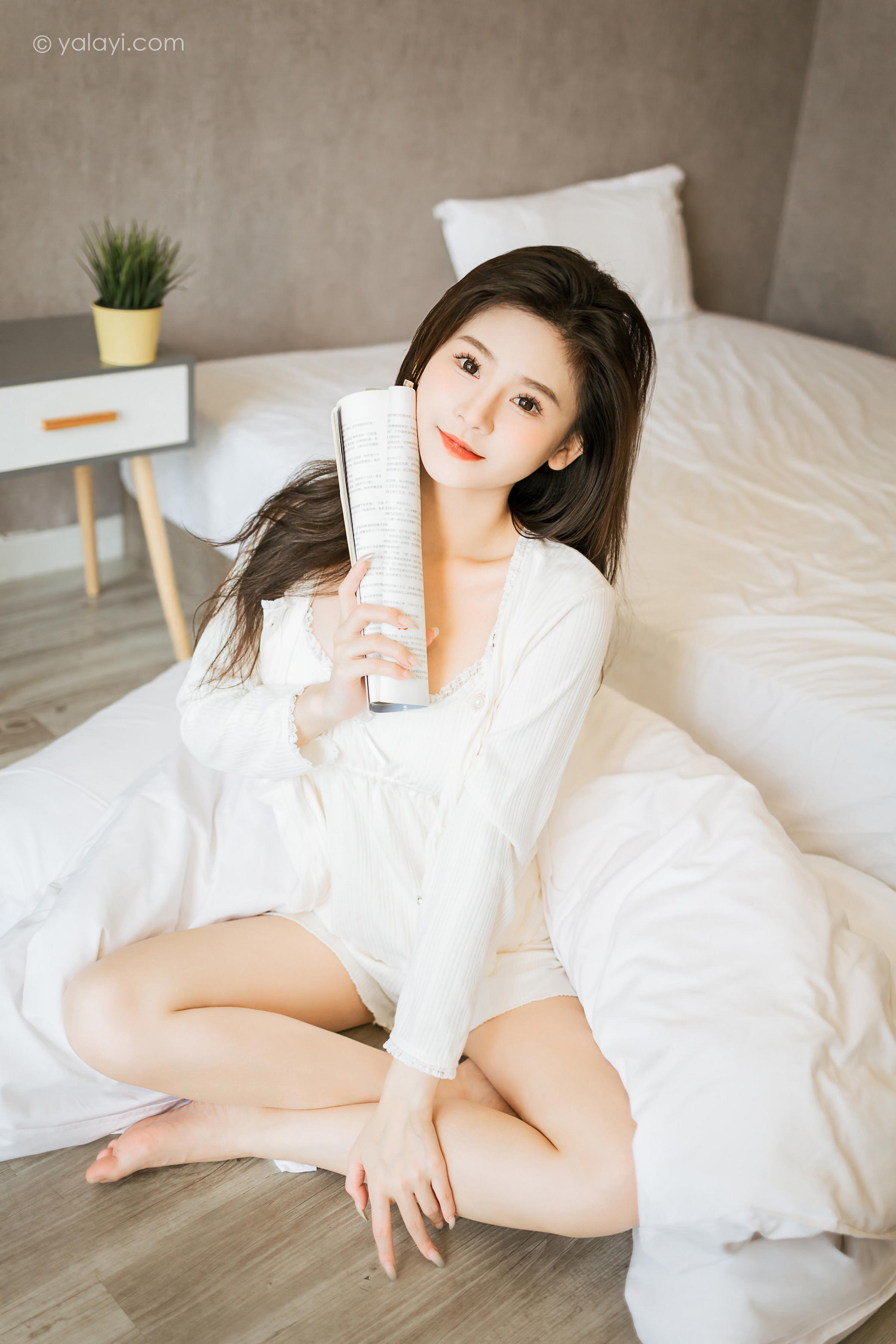 [YALAYI雅拉伊]2023.03.27 超甜小日常 若婷 白色衬衫与吊带背心加短裤清纯写真集第9张