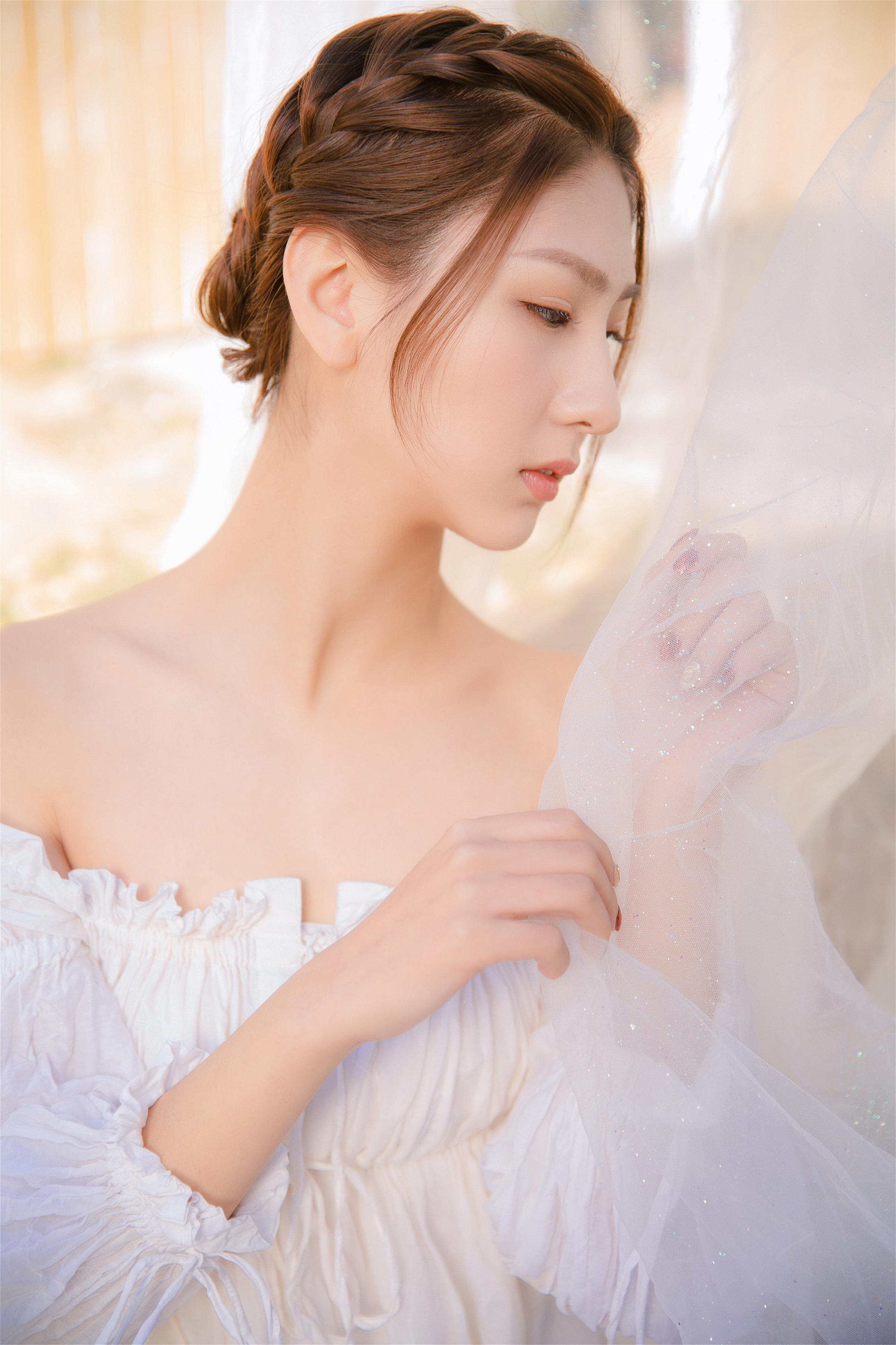 [YALAYI雅拉伊]2023.03.29 清新少女 白色抹胸连衣裙与透视制服裙性感私房写真集第1张