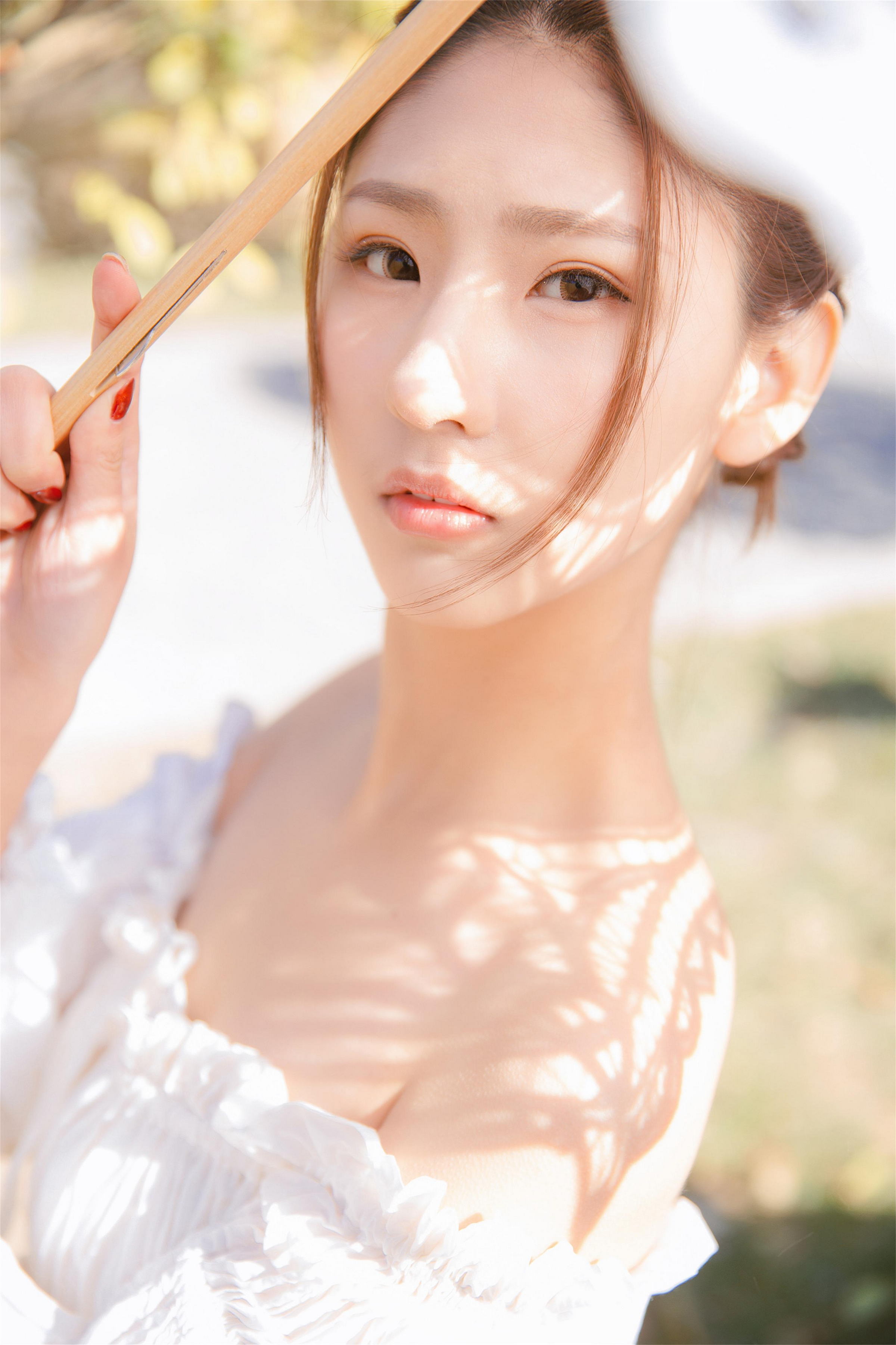 [YALAYI雅拉伊]2023.03.29 清新少女 白色抹胸连衣裙与透视制服裙性感私房写真集第3张