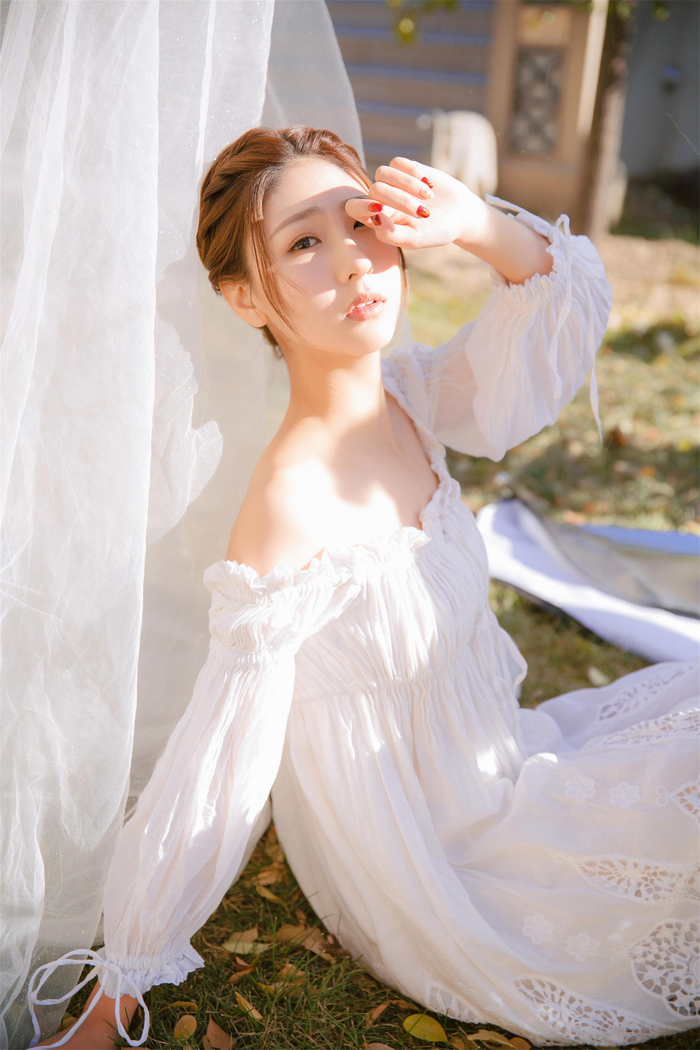 [YALAYI雅拉伊]2023.03.29 清新少女 白色抹胸连衣裙与透视制服裙性感私房写真集第1张