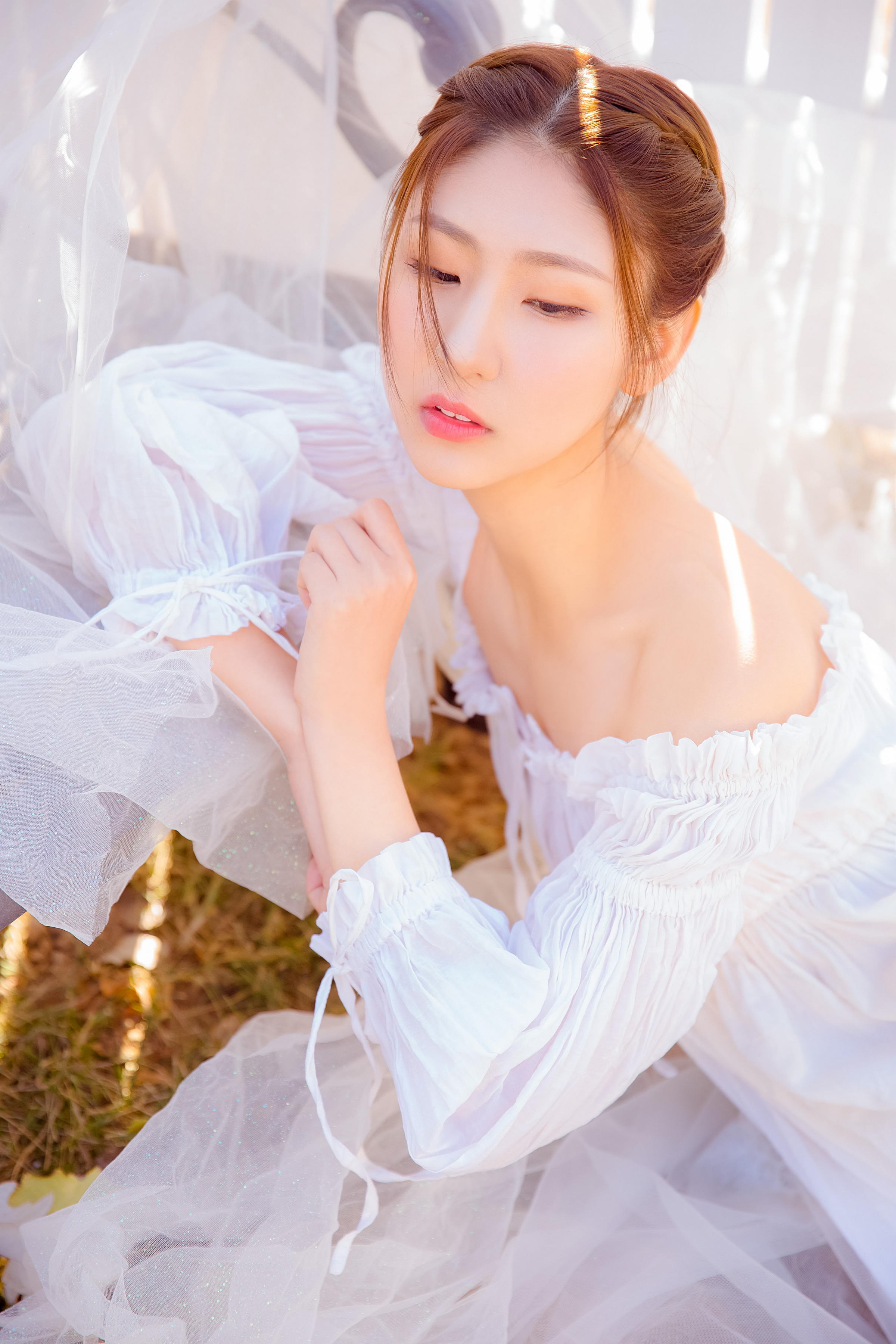 [YALAYI雅拉伊]2023.03.29 清新少女 白色抹胸连衣裙与透视制服裙性感私房写真集第2张