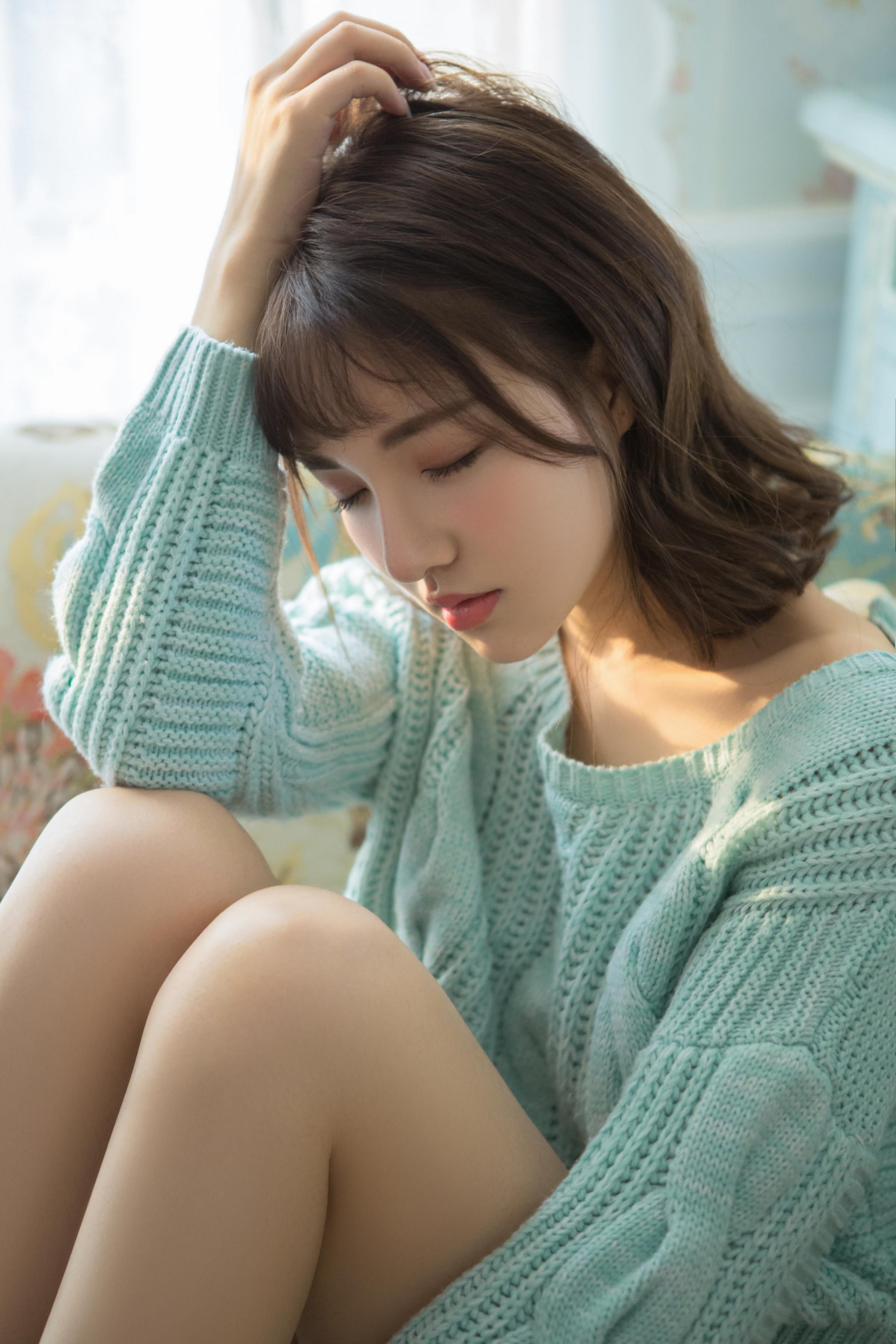 [YALAYI雅拉伊]2023.04.05 时光如沙 清纯少女镂空毛衣加白色短裤居家私房写真集第3张