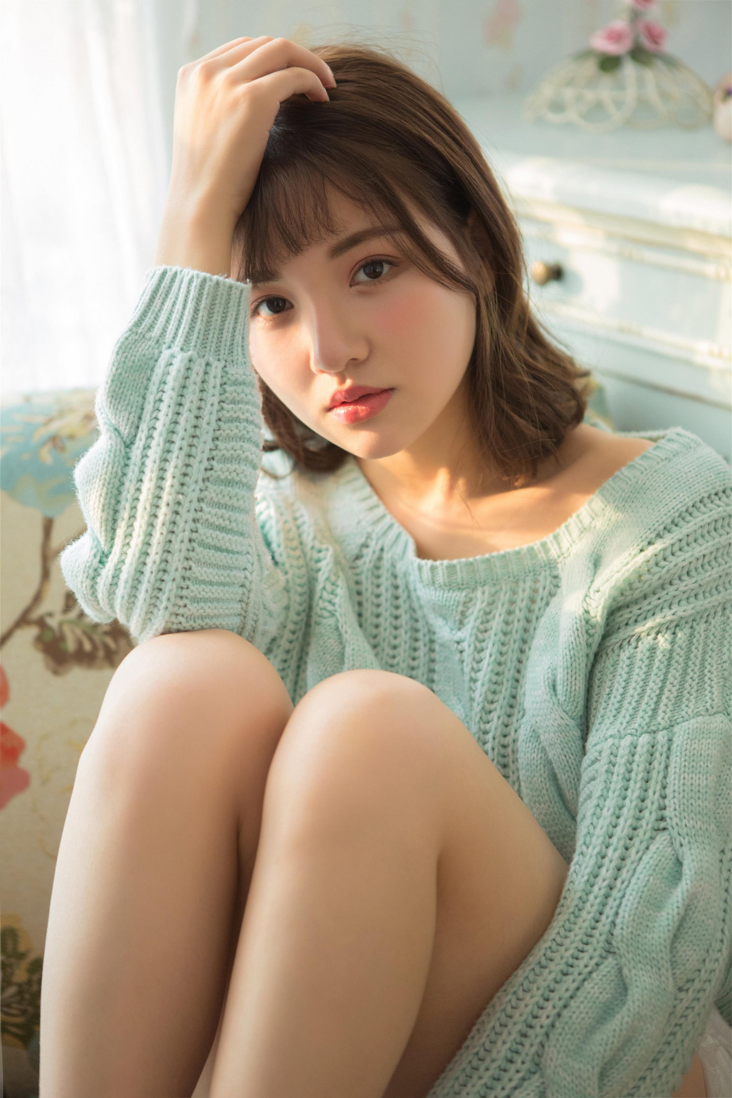 [YALAYI雅拉伊]2023.04.05 时光如沙 清纯少女镂空毛衣加白色短裤居家私房写真集第4张