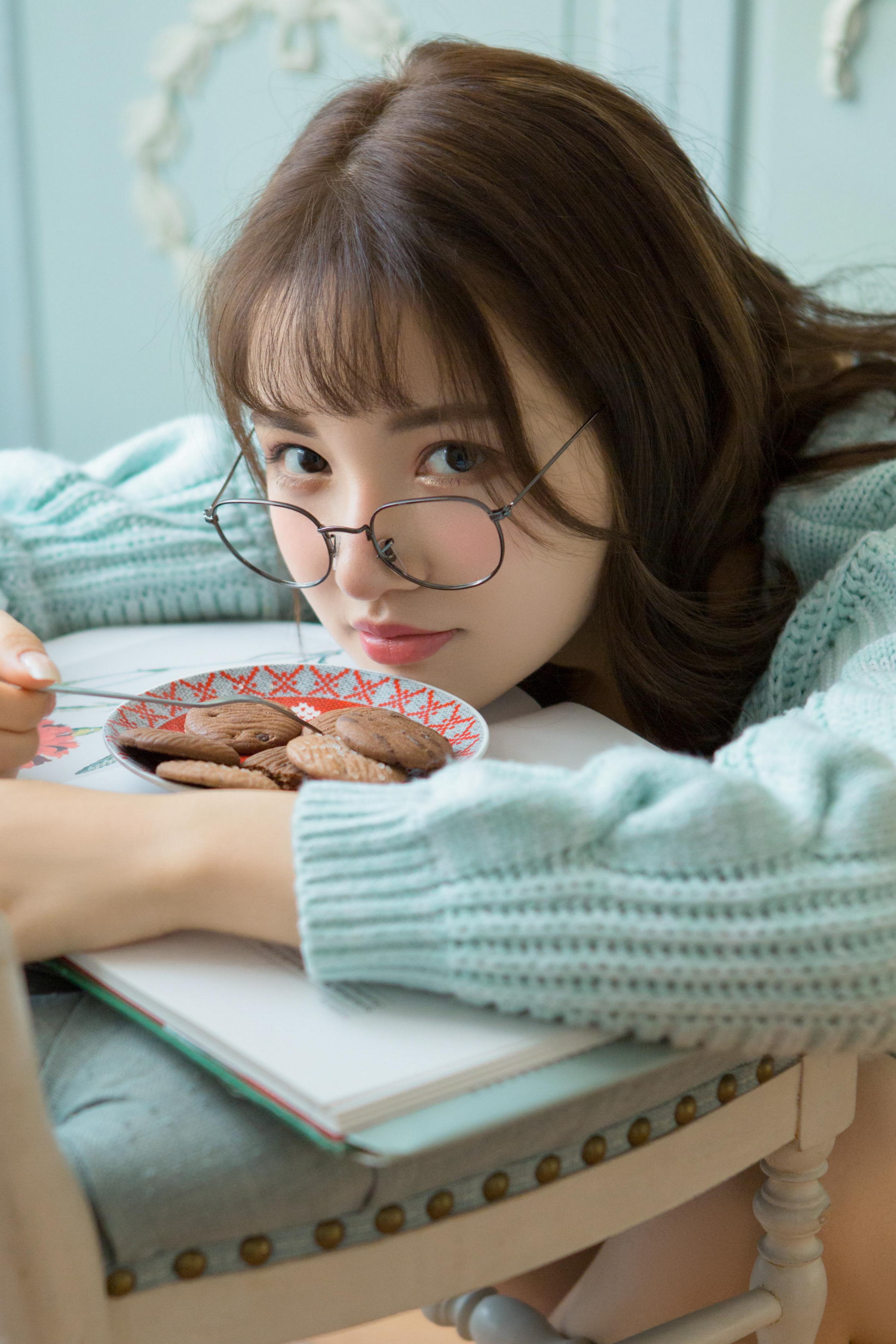 [YALAYI雅拉伊]2023.04.05 时光如沙 清纯少女镂空毛衣加白色短裤居家私房写真集第6张