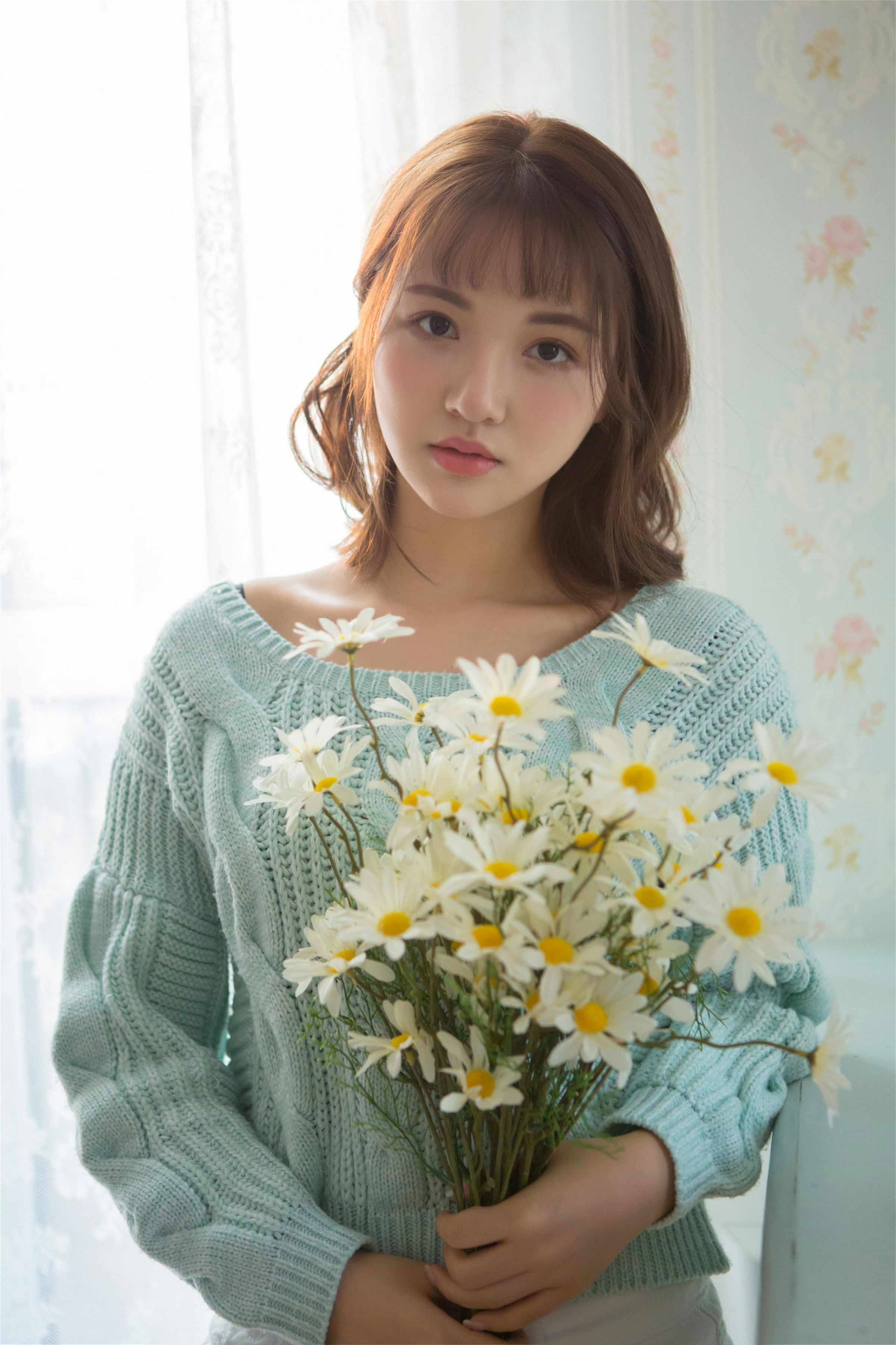 [YALAYI雅拉伊]2023.04.05 时光如沙 清纯少女镂空毛衣加白色短裤居家私房写真集第9张