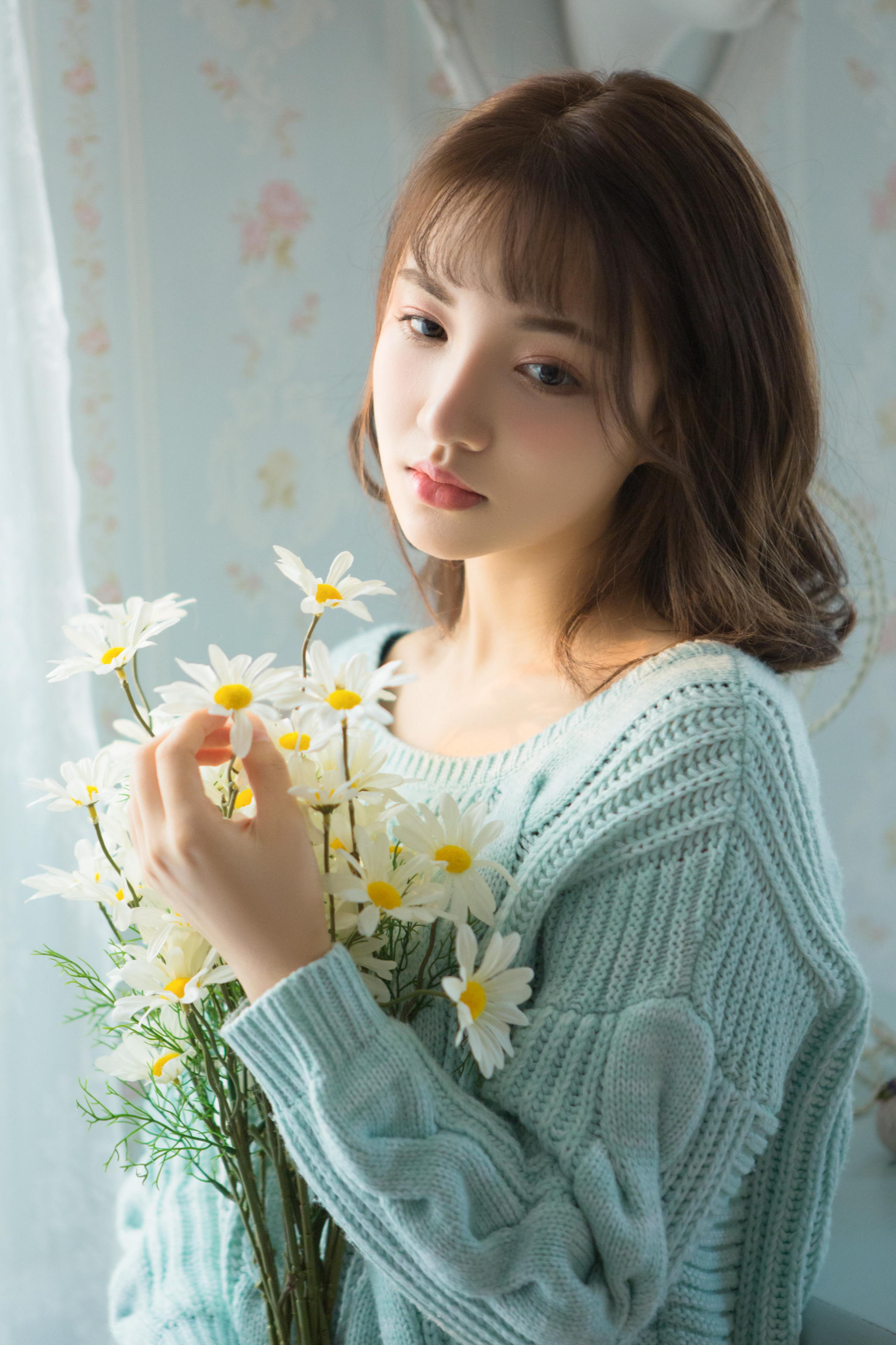 [YALAYI雅拉伊]2023.04.05 时光如沙 清纯少女镂空毛衣加白色短裤居家私房写真集第10张