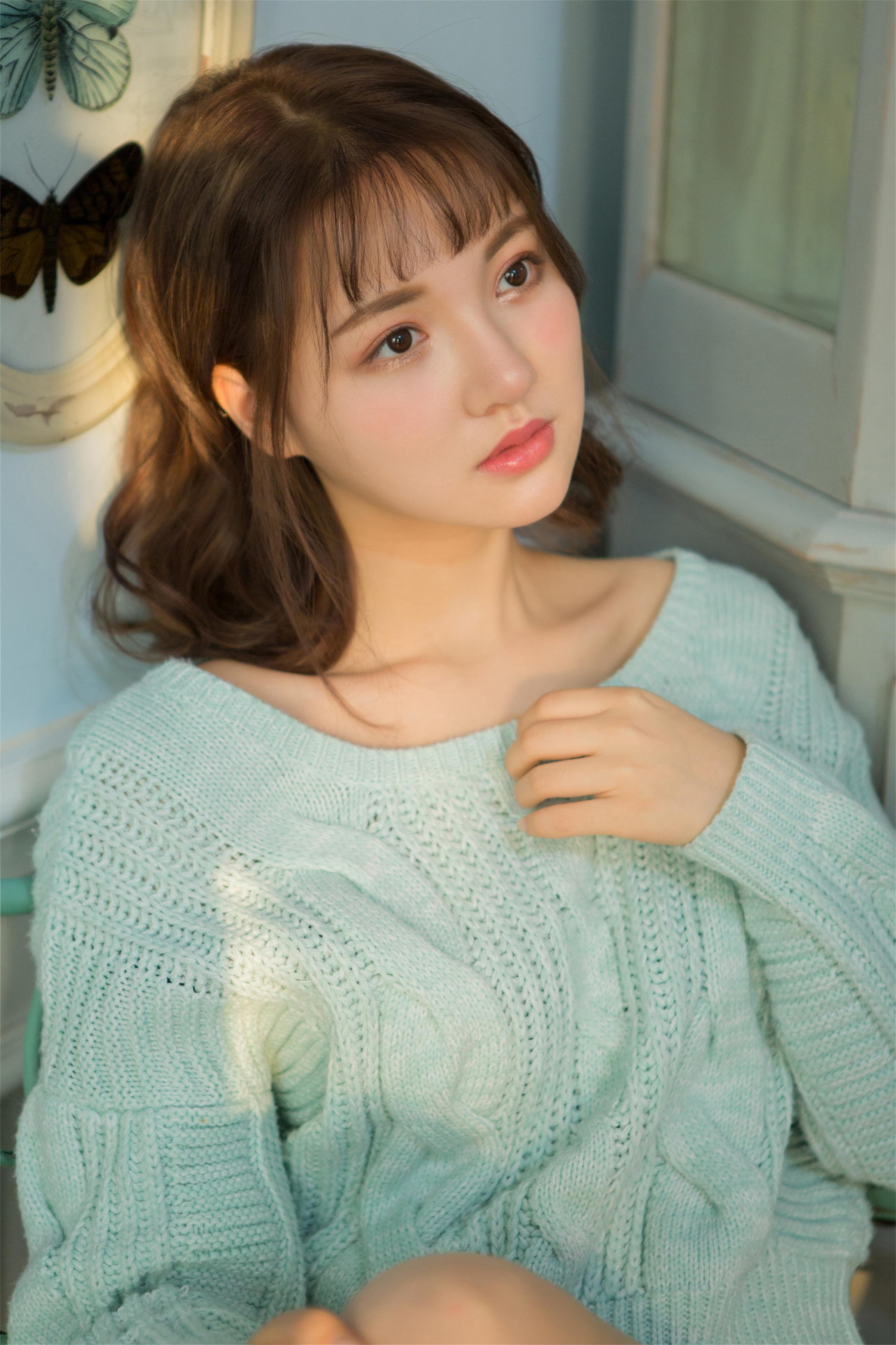 [YALAYI雅拉伊]2023.04.05 时光如沙 清纯少女镂空毛衣加白色短裤居家私房写真集第11张