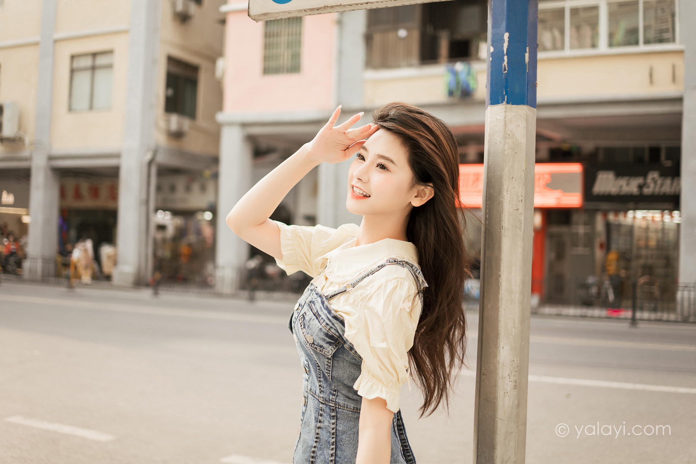 [YALAYI雅拉伊]2023.04.22 女神来我家 若婷 白色衬衫加灰色吊带牛仔裤清纯写真集第5张