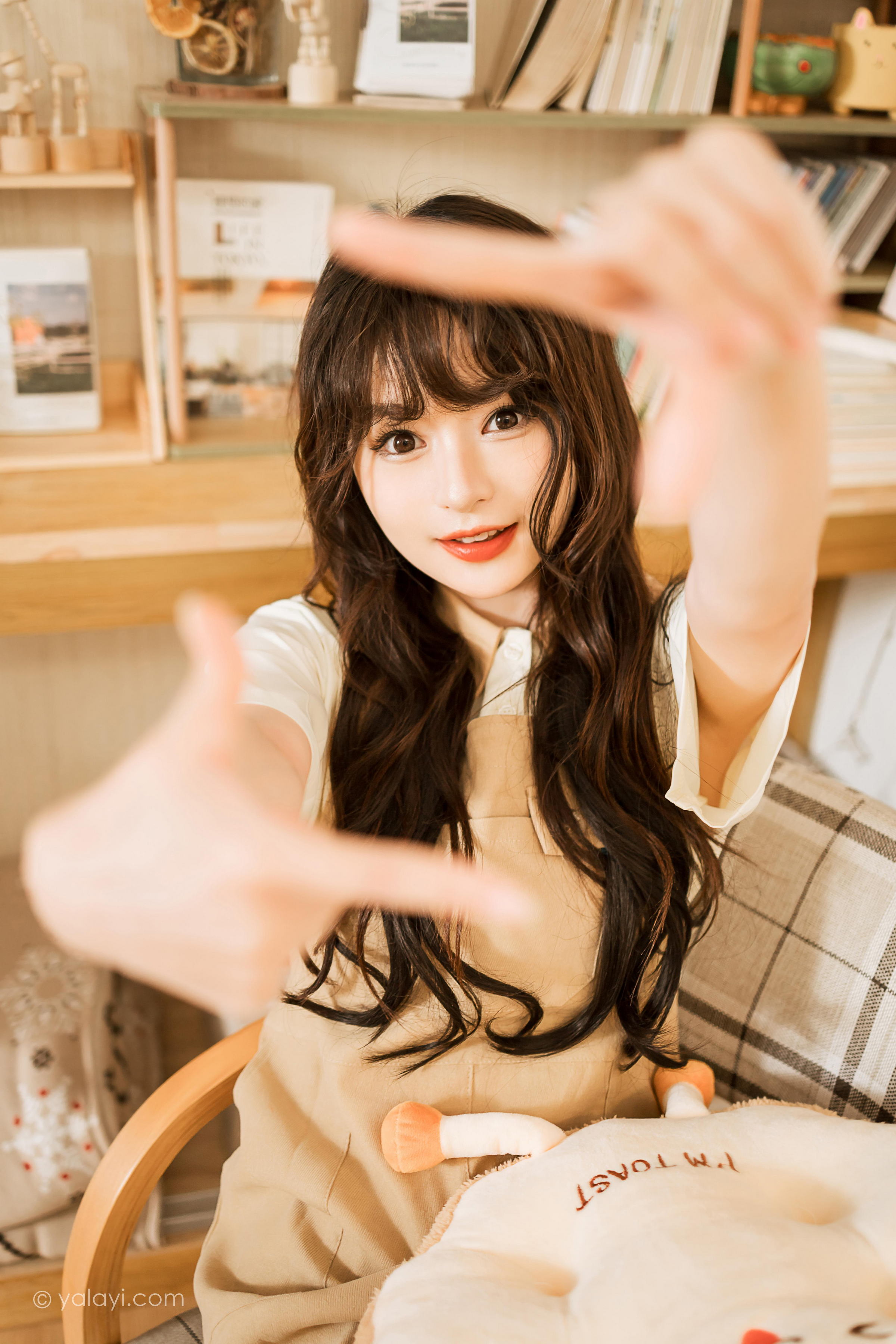 [YALAYI雅拉伊]2023.05.02 惬意的悠闲时光 小亭 白色衬衫与米色连衣裙居家清纯写真集第9张