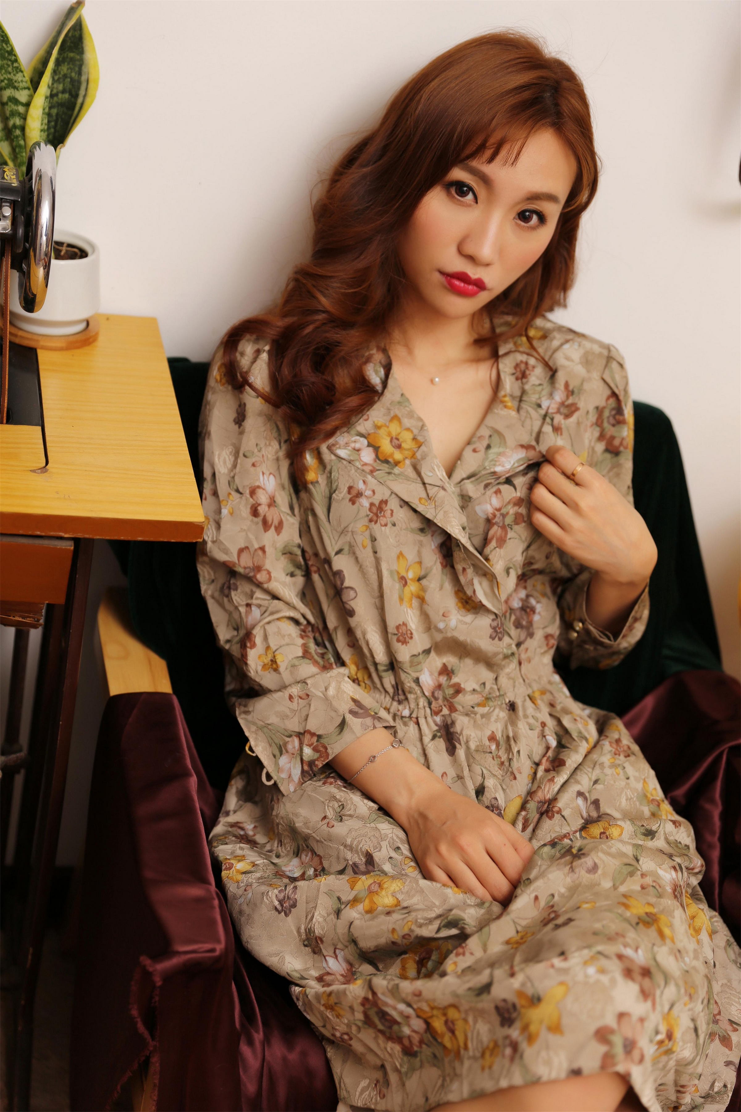 [YALAYI雅拉伊]2023.05.09 道晚安 性感熟女 米色吊带连衣裙加黑色内衣私房写真集第3张