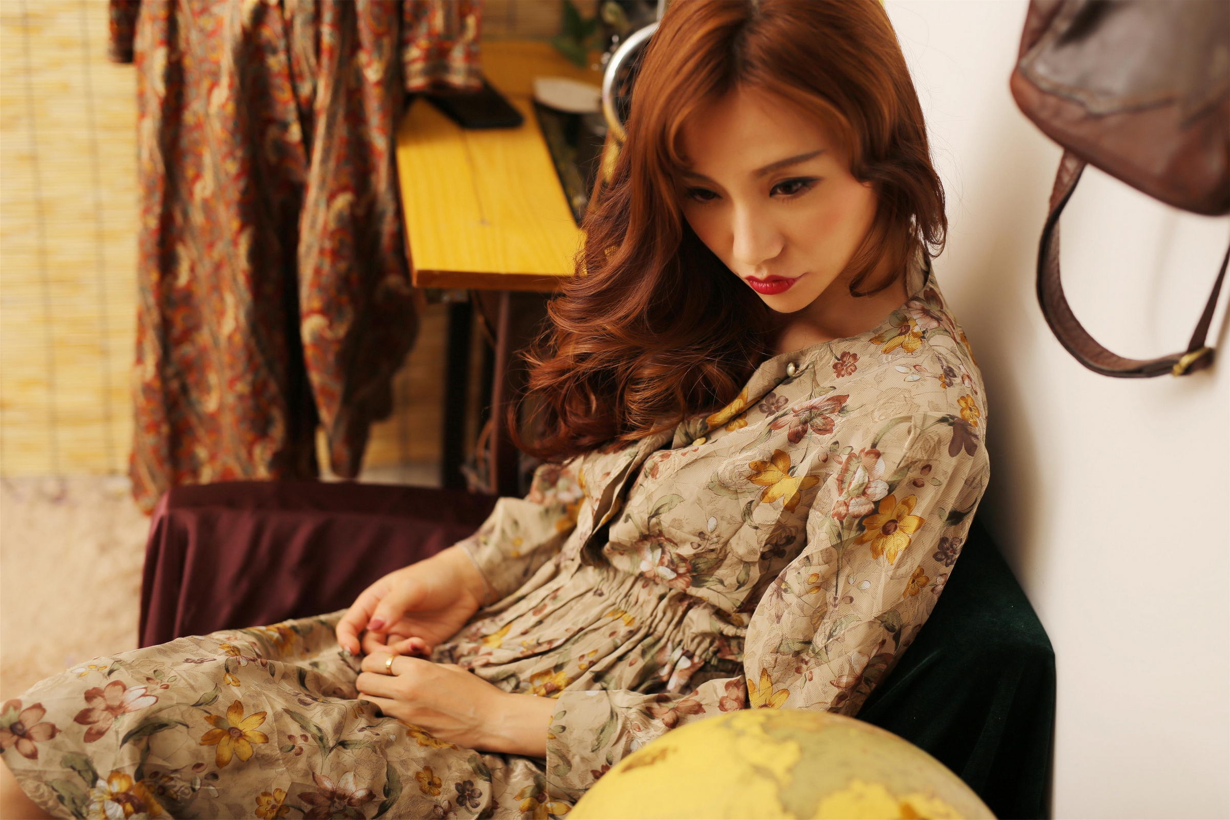 [YALAYI雅拉伊]2023.05.09 道晚安 性感熟女 米色吊带连衣裙加黑色内衣私房写真集第9张