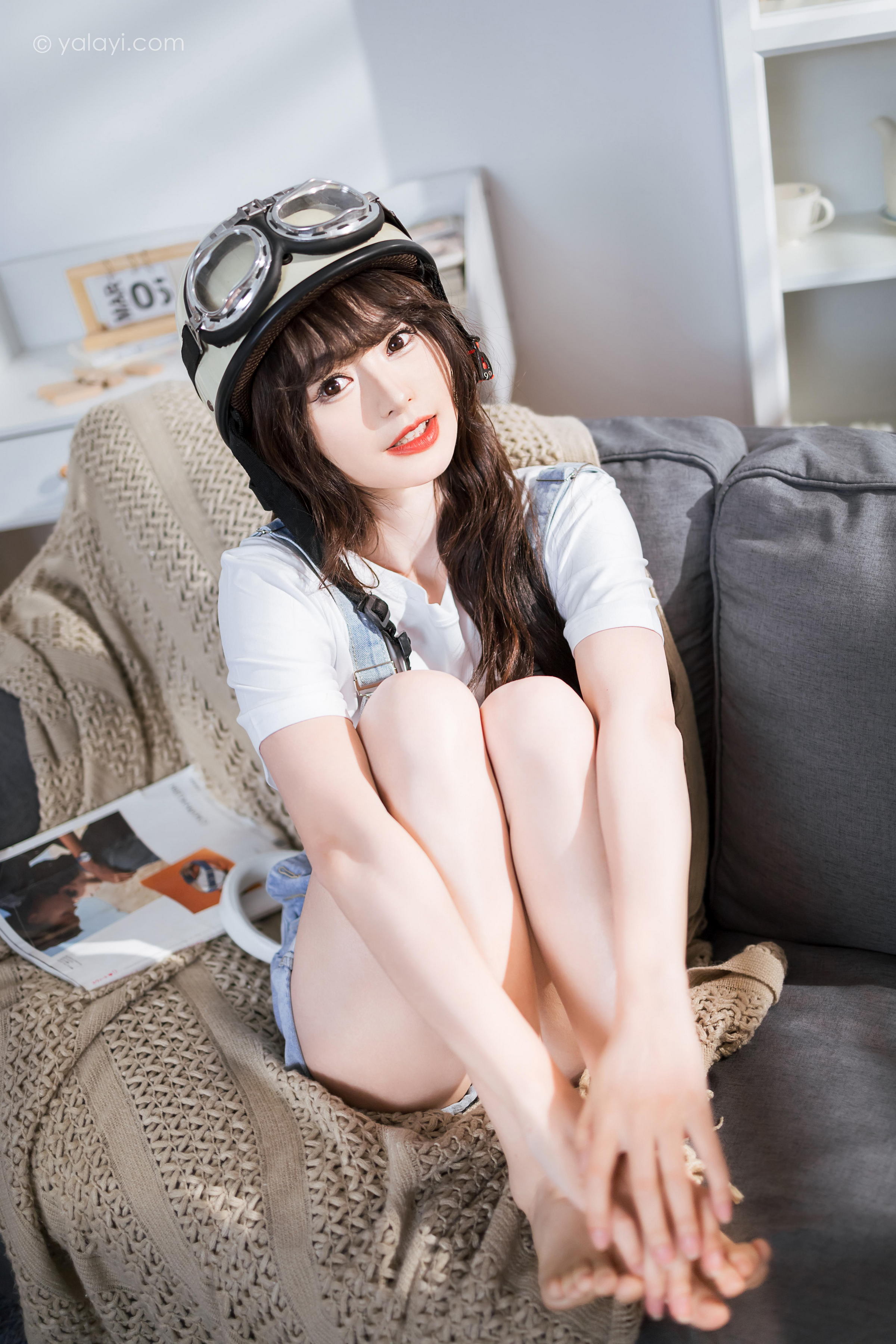 [YALAYI雅拉伊]2023.05.12 穿吊带牛仔裤的少女 小亭 白色短袖加牛仔短裤性感私房写真集第9张