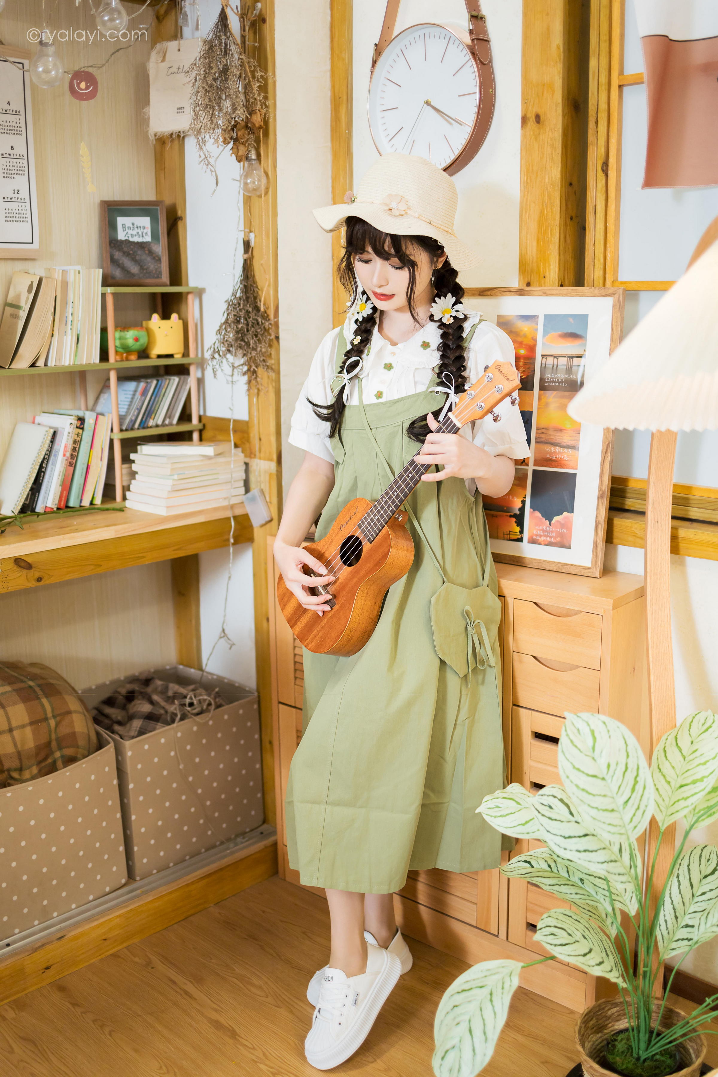 [YALAYI雅拉伊]2023.05.15 世间的温柔 小亭 白色小衬衫加背带加衣裙复古清纯写真集第3张