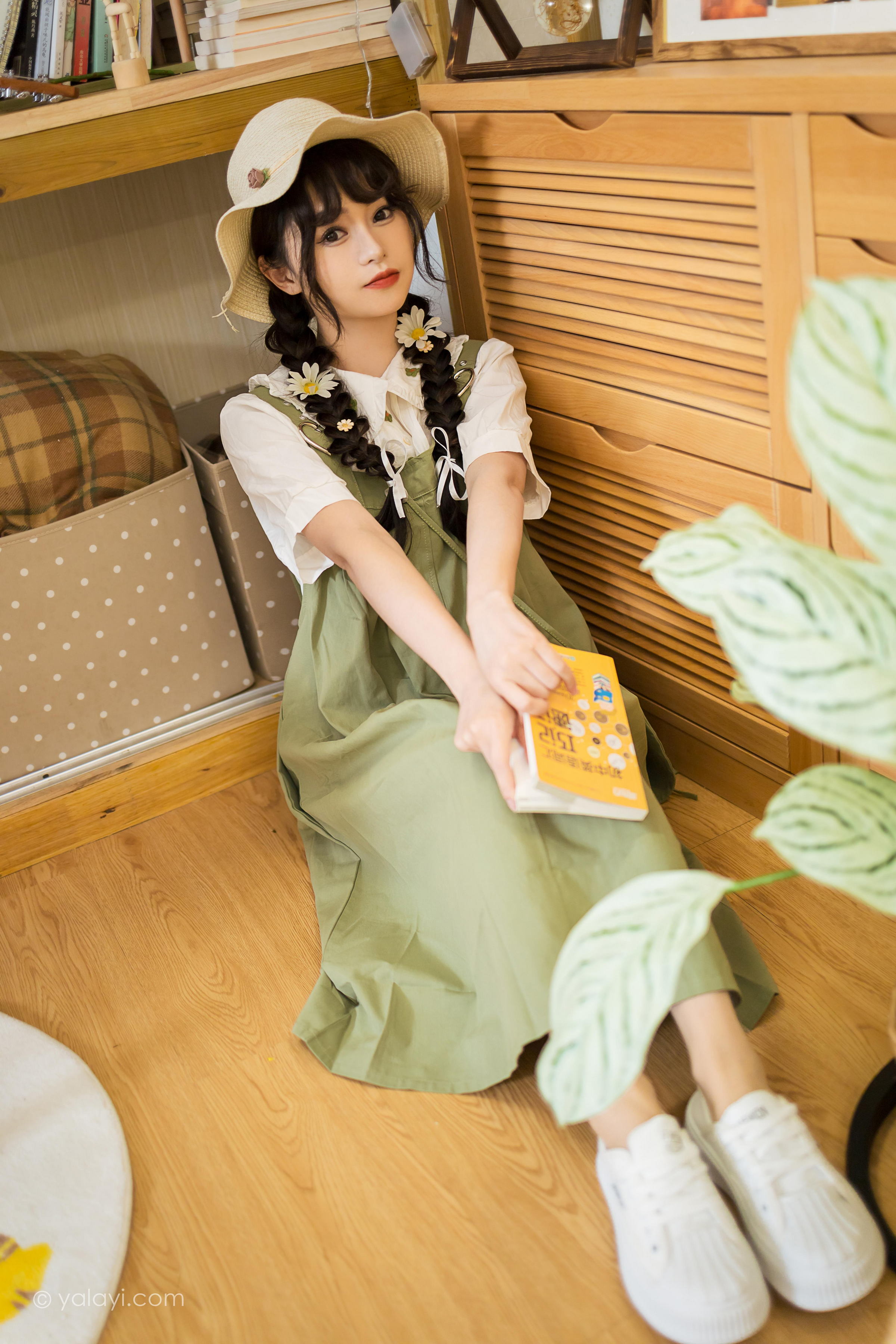 [YALAYI雅拉伊]2023.05.15 世间的温柔 小亭 白色小衬衫加背带加衣裙复古清纯写真集第4张