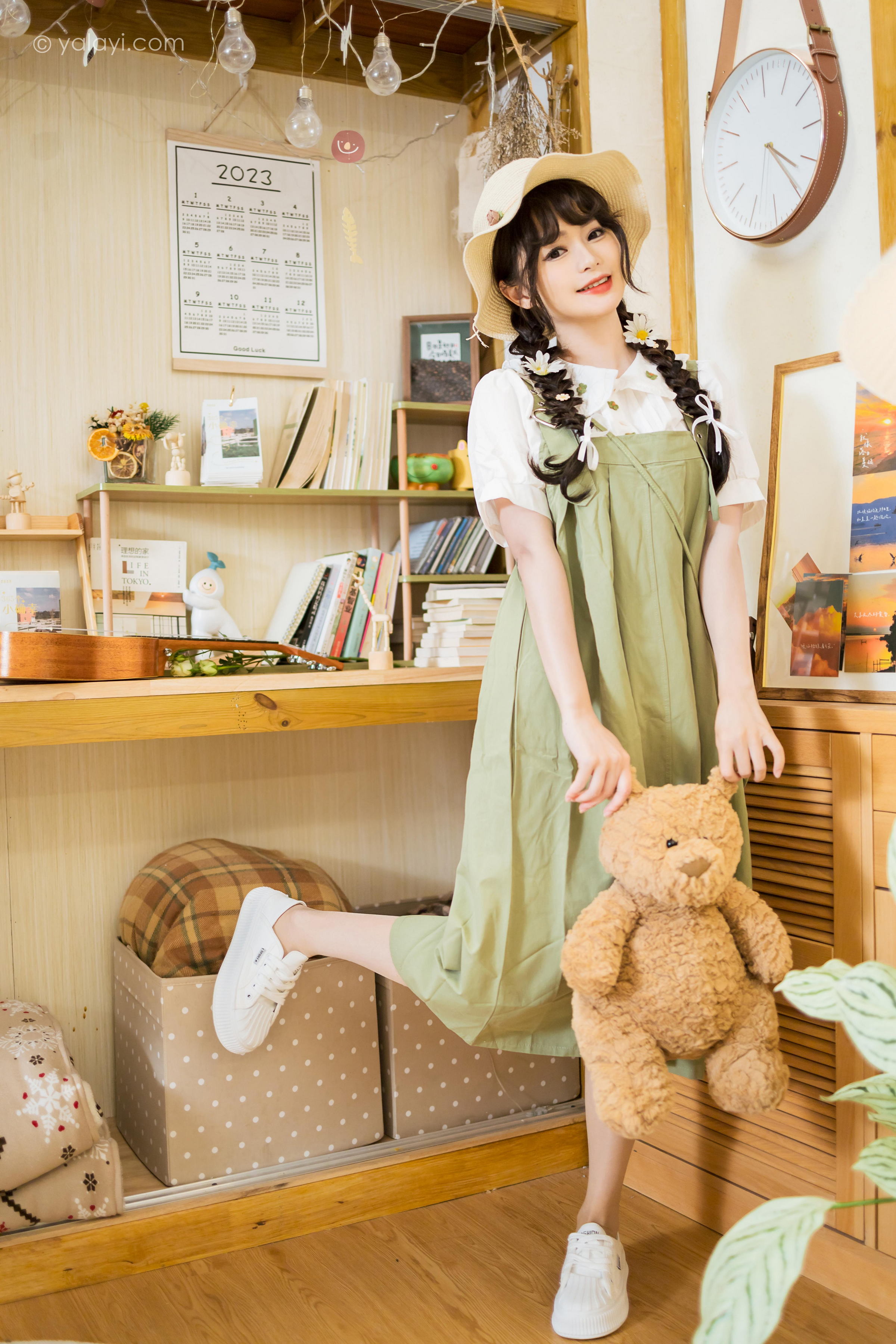 [YALAYI雅拉伊]2023.05.15 世间的温柔 小亭 白色小衬衫加背带加衣裙复古清纯写真集第8张