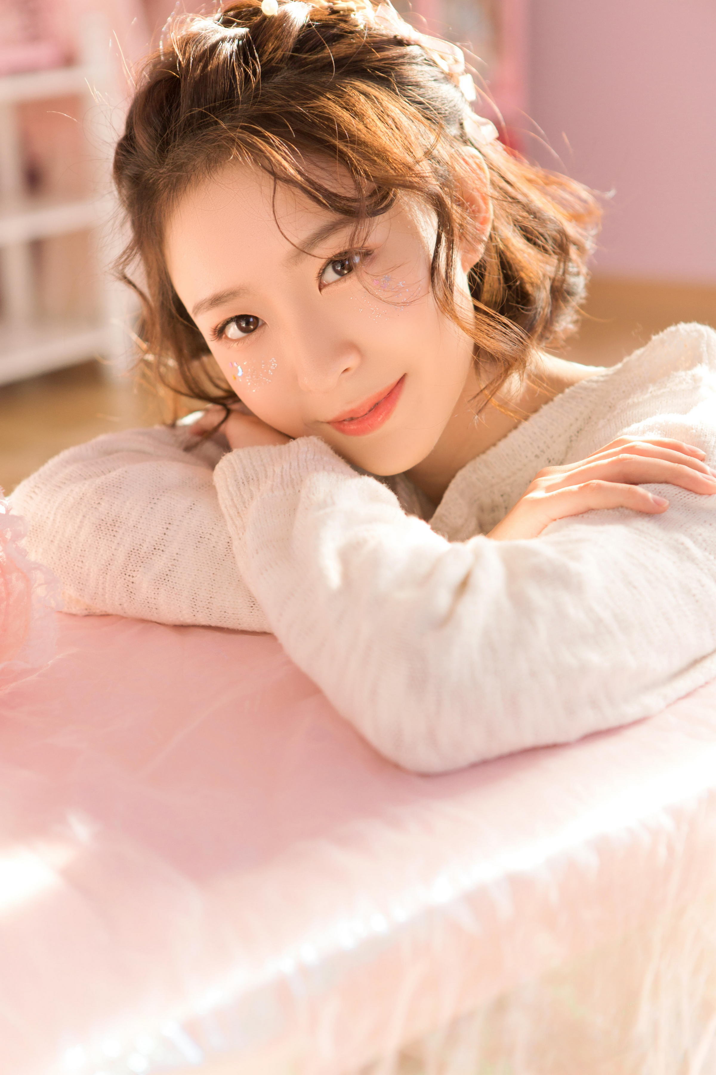 [YALAYI雅拉伊]2023.06.01 清丽佳人 白色镂空毛衣加粉色短裤与红色吊带连衣裙性感私房写真集第5张