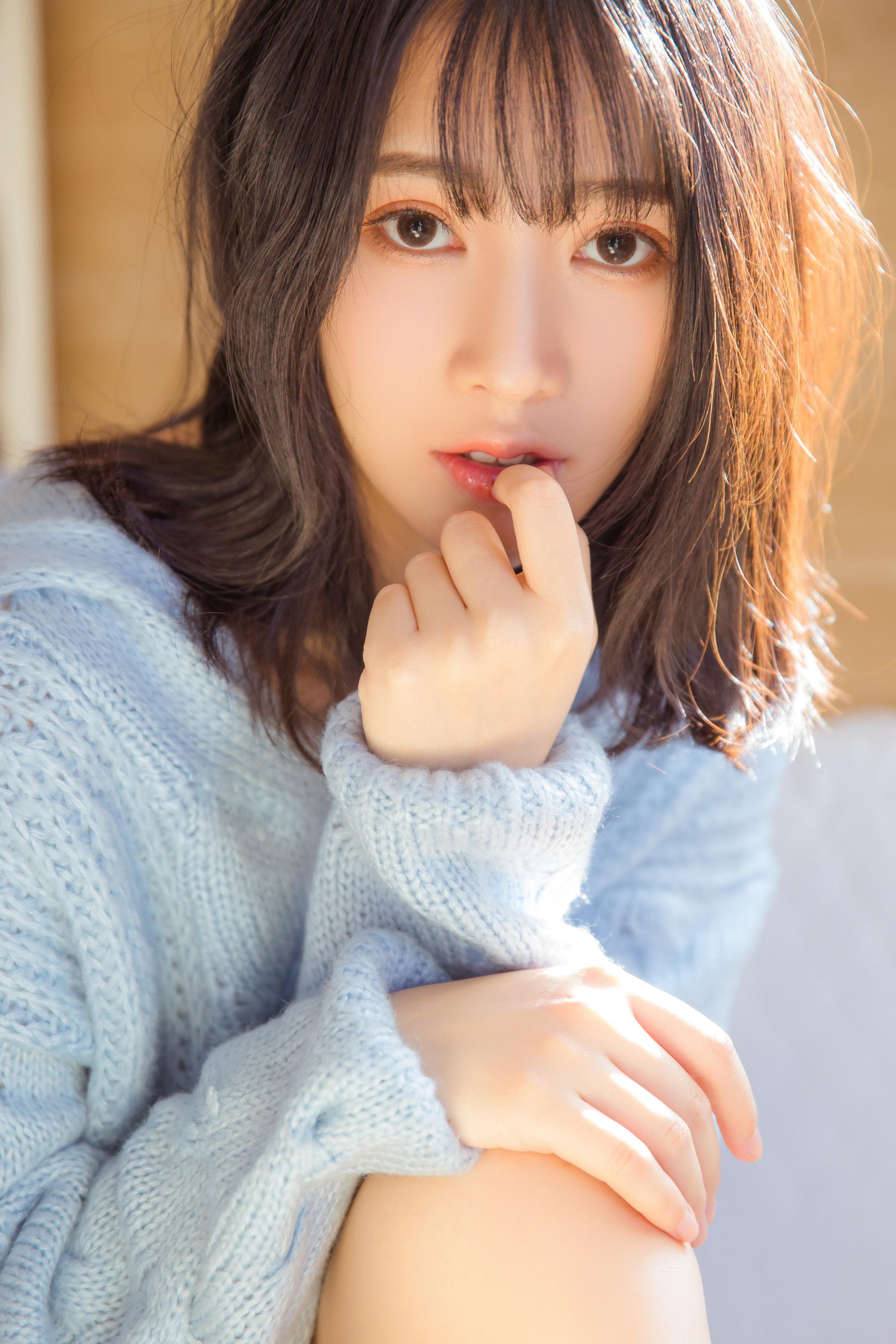 [YALAYI雅拉伊]2023.06.09 单纯美好 清纯居家少女 灰色毛衣加白色短裤与透视裸背连衣裙私房写真集第2张