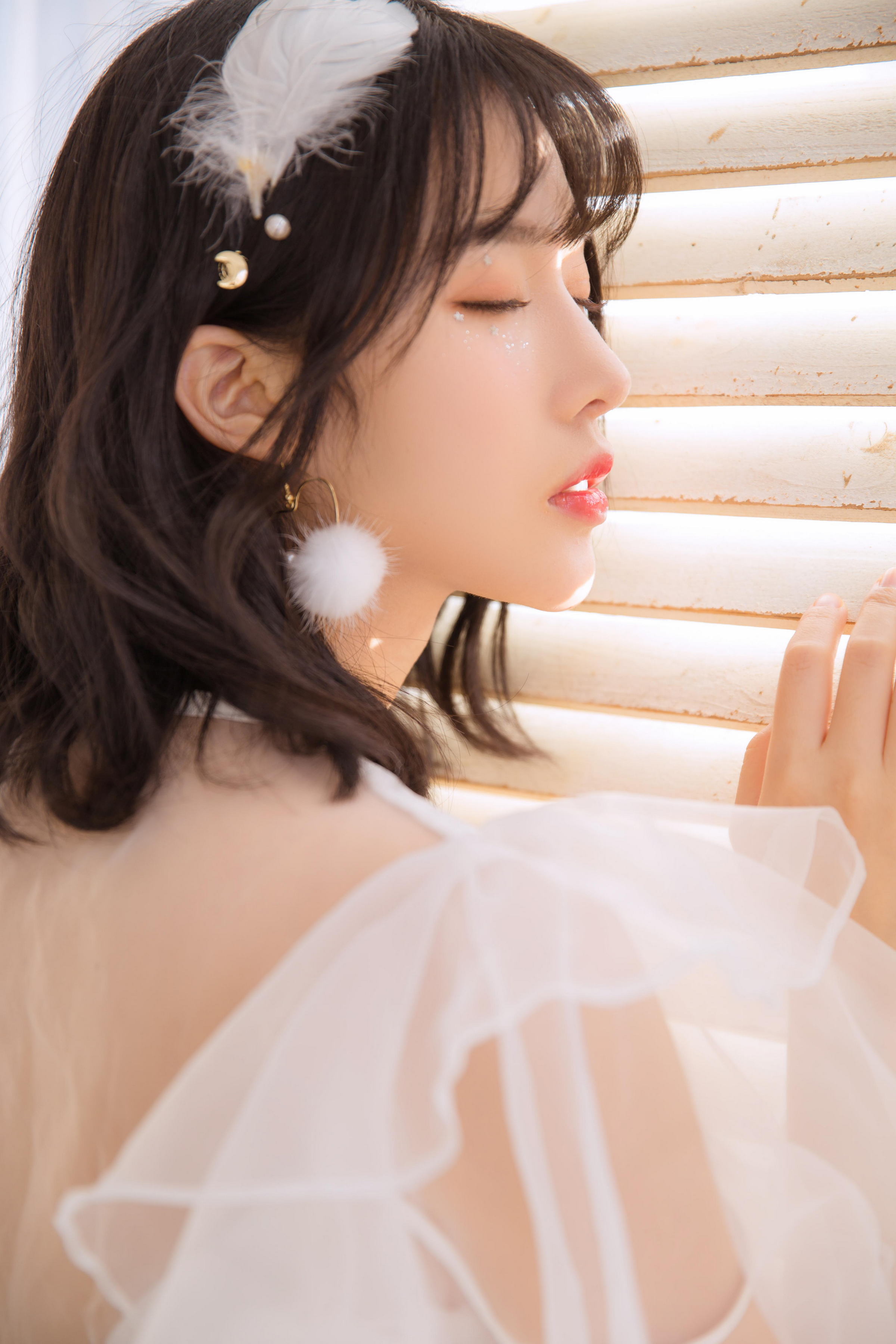 [YALAYI雅拉伊]2023.06.09 单纯美好 清纯居家少女 灰色毛衣加白色短裤与透视裸背连衣裙私房写真集第7张