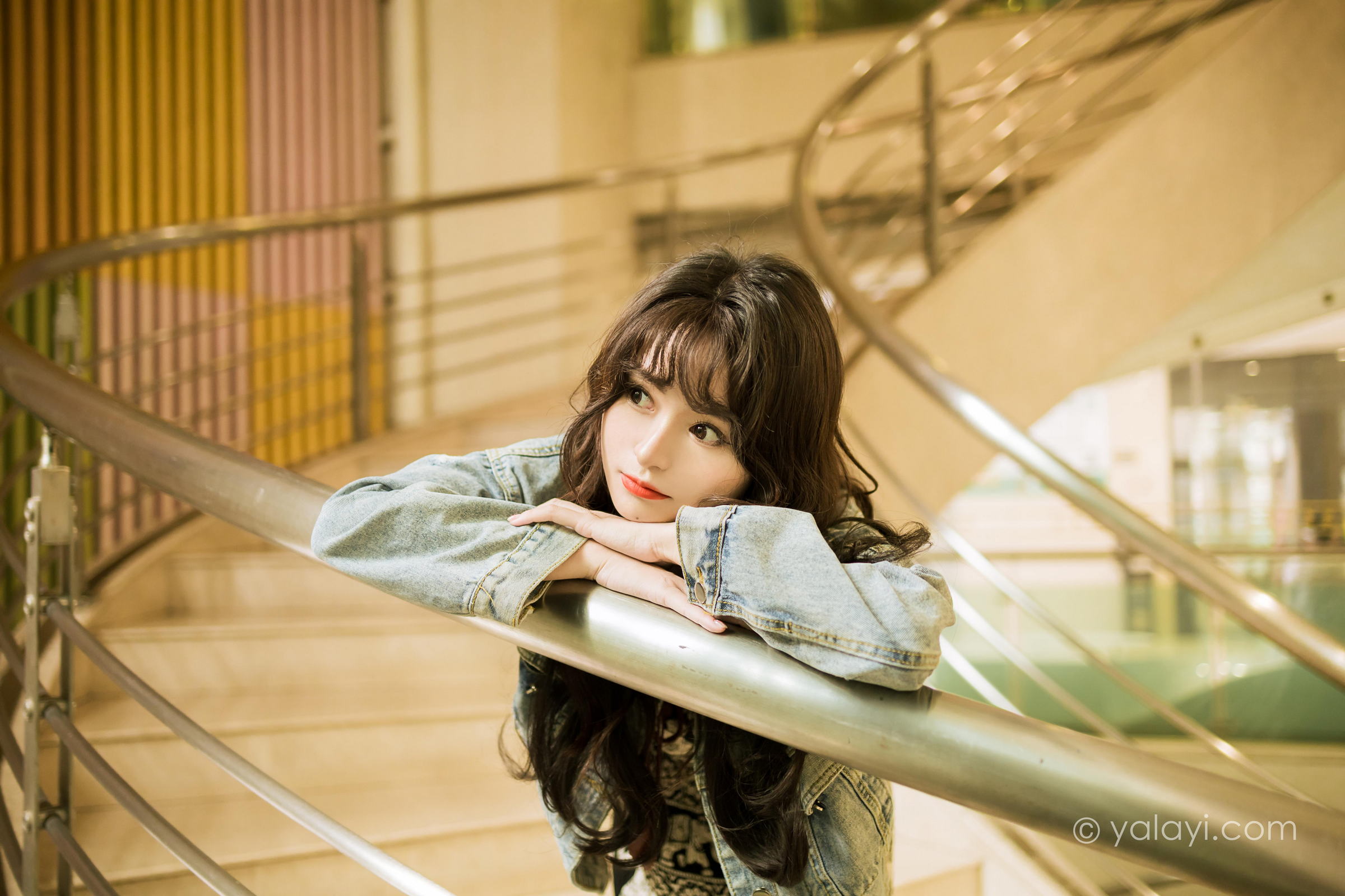 [YALAYI雅拉伊]2023.06.09 小巷听风 小亭 灰色牛仔外套加黑色蕾丝连衣裙清纯街拍写真集第6张