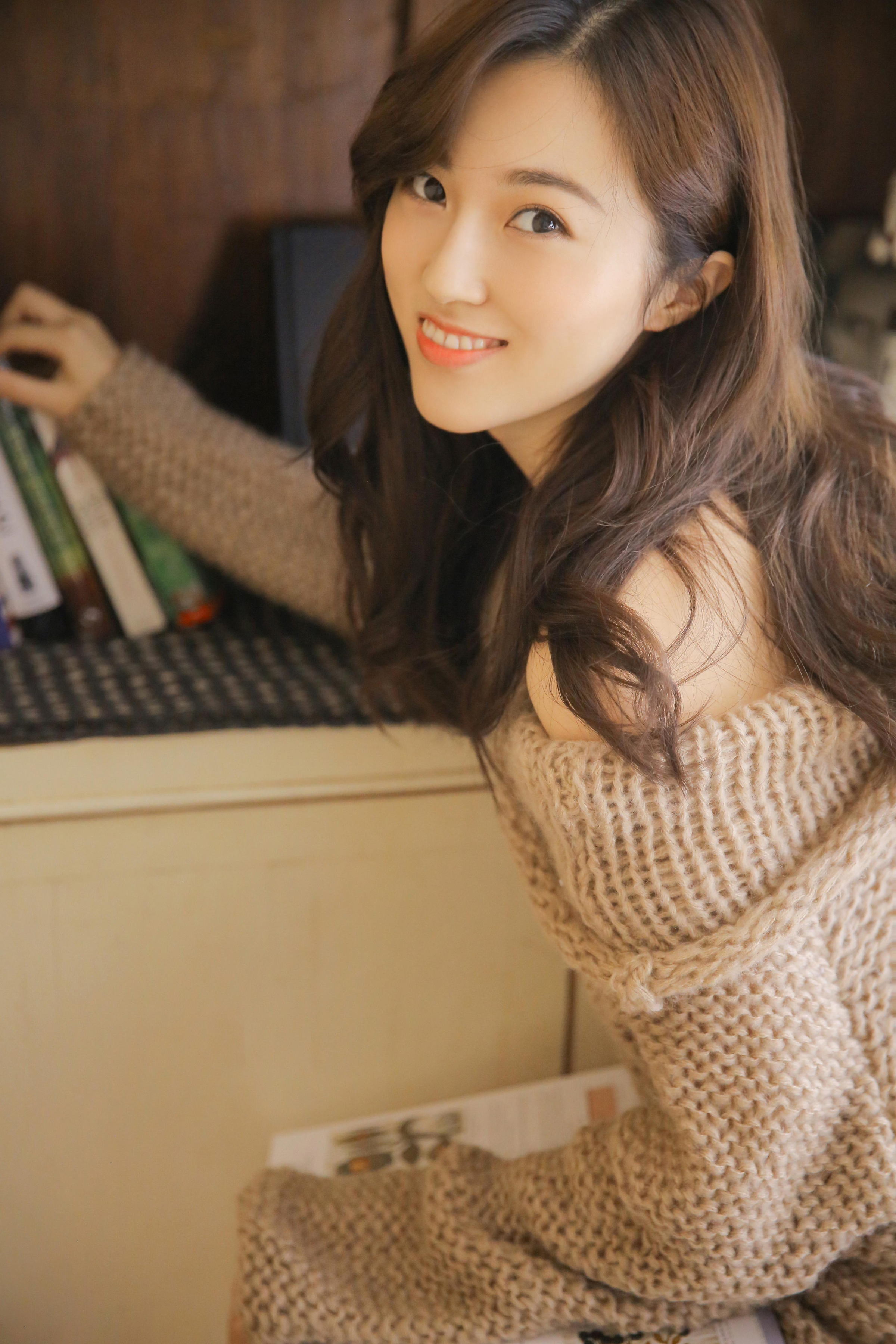 [YALAYI雅拉伊]2023.06.16 软谈丽语 居家清纯少女 黄色镂空毛衣加白色短裤与粉色透视连衣裙性感写真集第3张