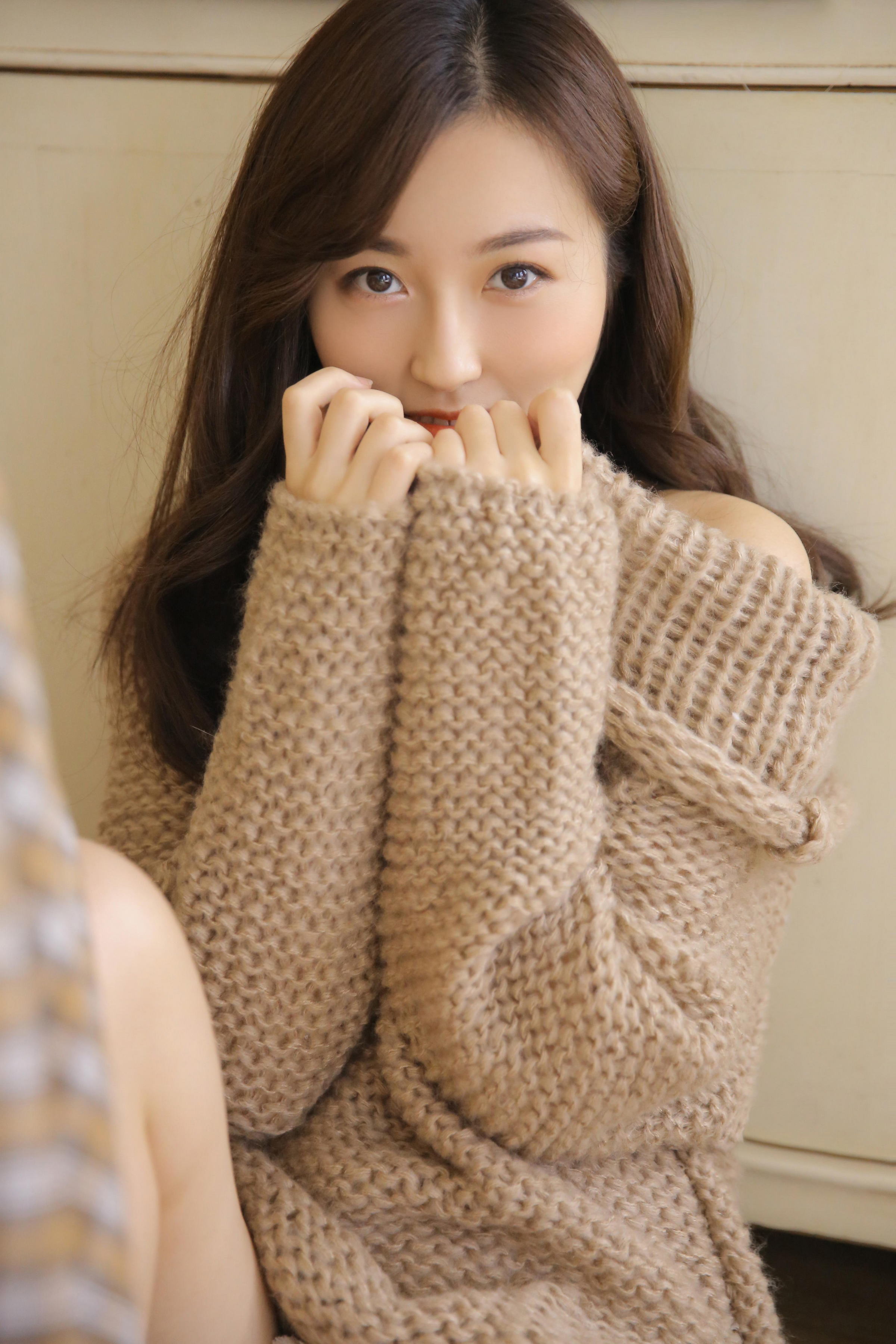 [YALAYI雅拉伊]2023.06.16 软谈丽语 居家清纯少女 黄色镂空毛衣加白色短裤与粉色透视连衣裙性感写真集第5张