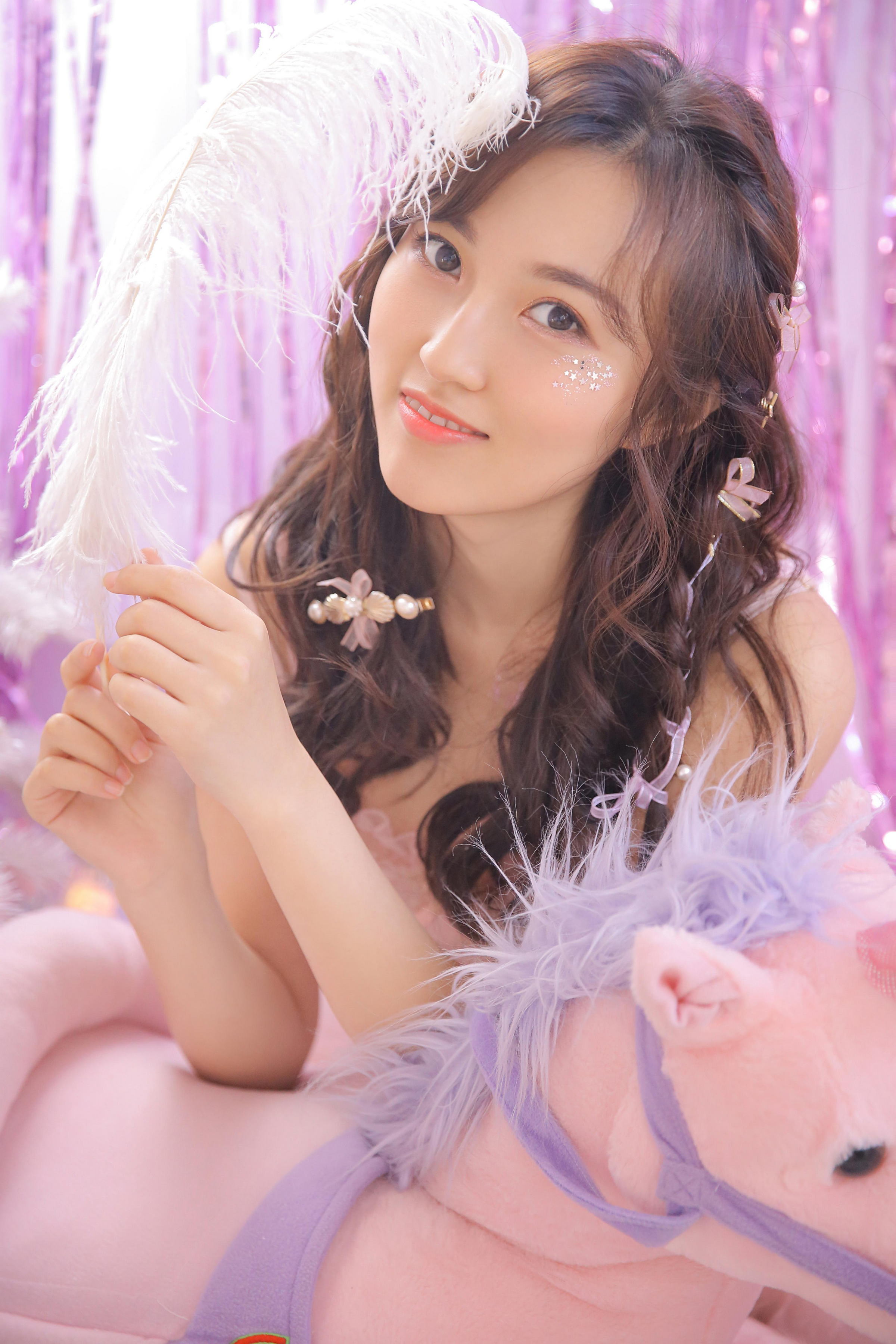 [YALAYI雅拉伊]2023.06.16 软谈丽语 居家清纯少女 黄色镂空毛衣加白色短裤与粉色透视连衣裙性感写真集第8张