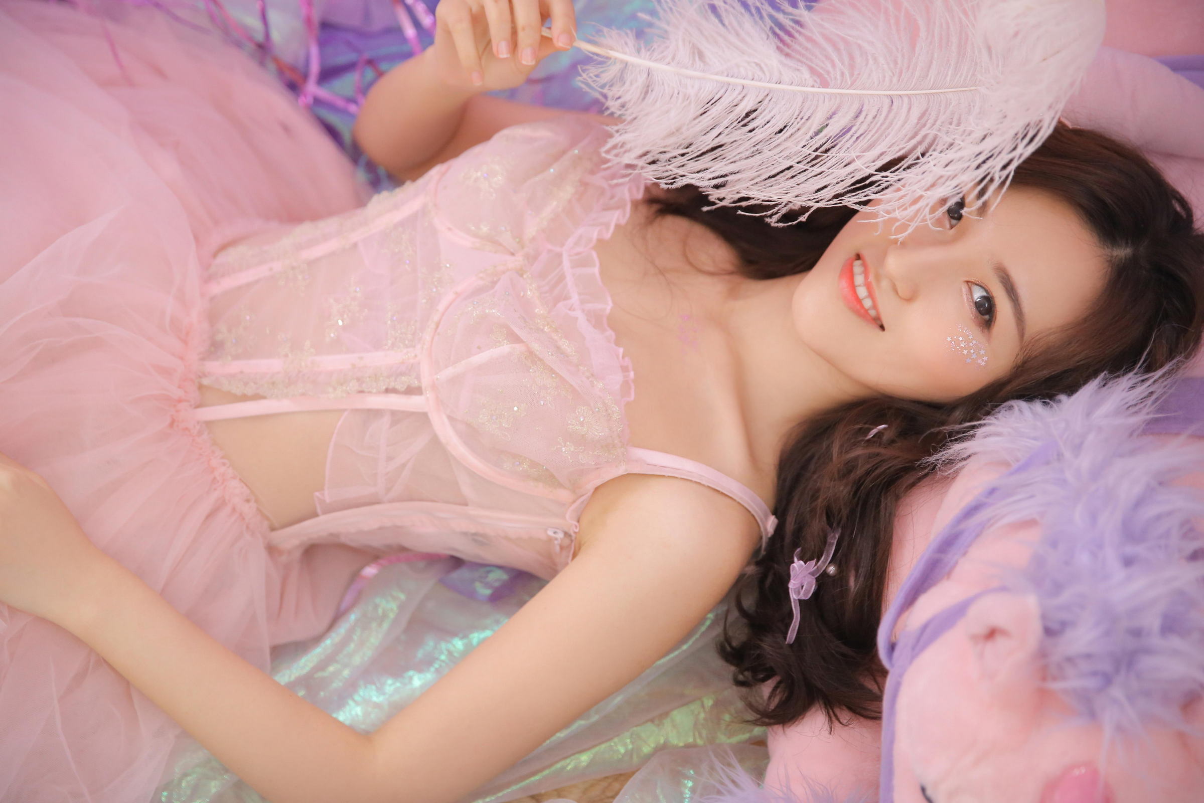 [YALAYI雅拉伊]2023.06.16 软谈丽语 居家清纯少女 黄色镂空毛衣加白色短裤与粉色透视连衣裙性感写真集第9张