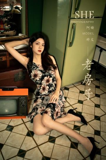 [YALAYI雅拉伊]2021.12.03 老房子 梓文 黑色碎花吊带连衣裙居家私房写真集