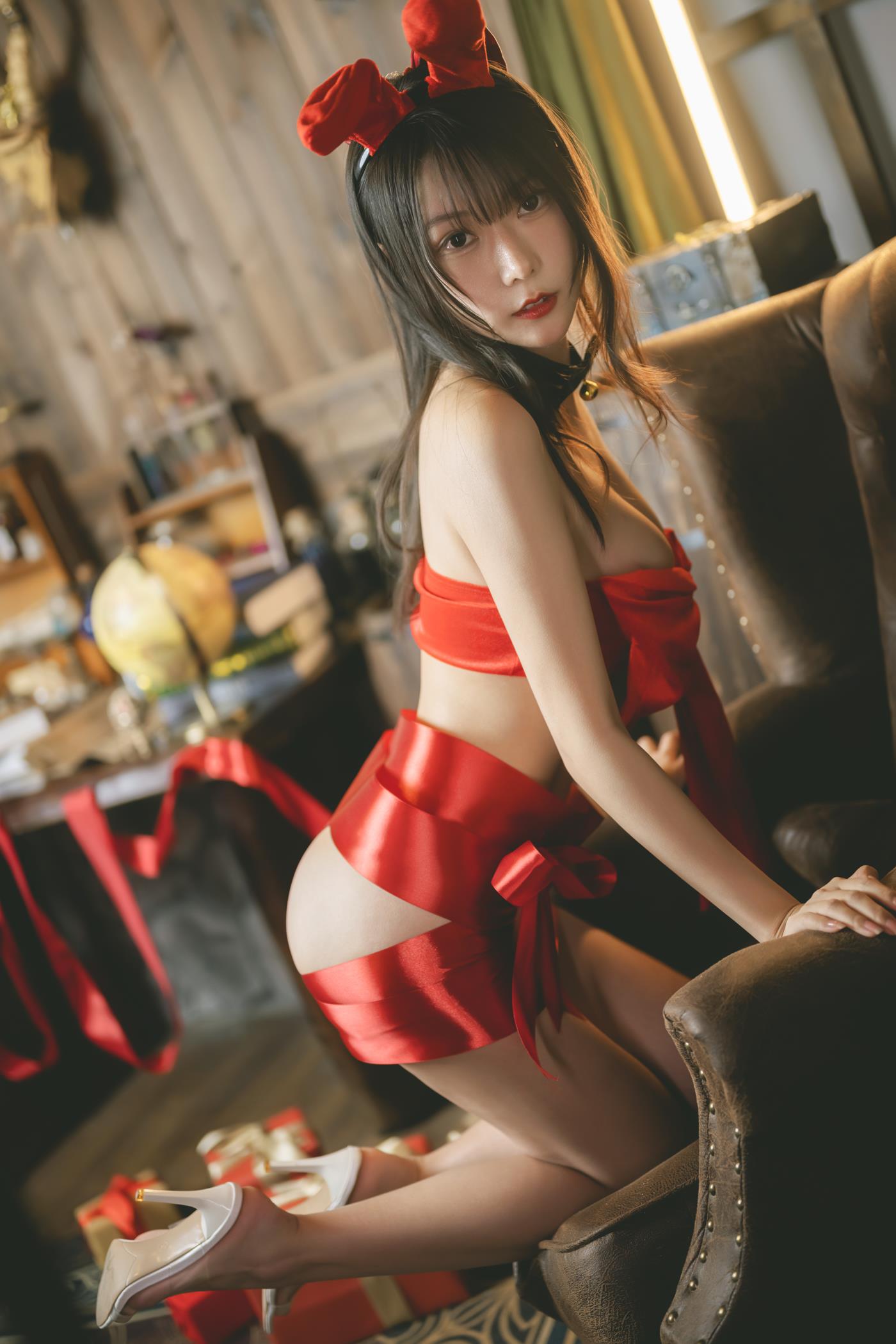 网紅Coser@香草喵露露 杨枝甘露 红色丝带礼物 [53P]第1张